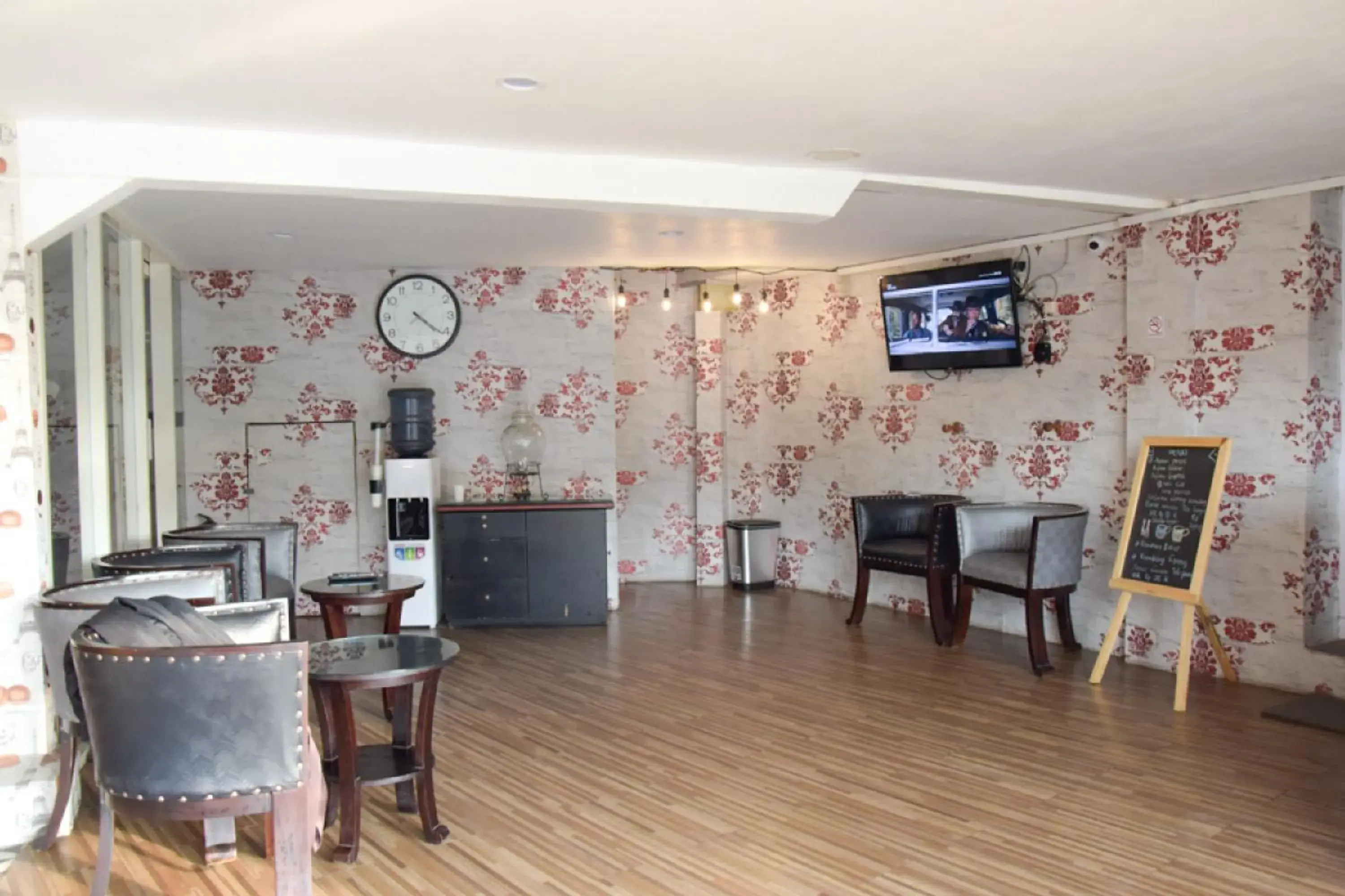 Lobby or reception in RedDoorz near Pelabuhan Tanjung Perak 2 Surabaya Lobby or reception in RedDoorz near Pelabuhan Tanjung Perak 2 Surabaya