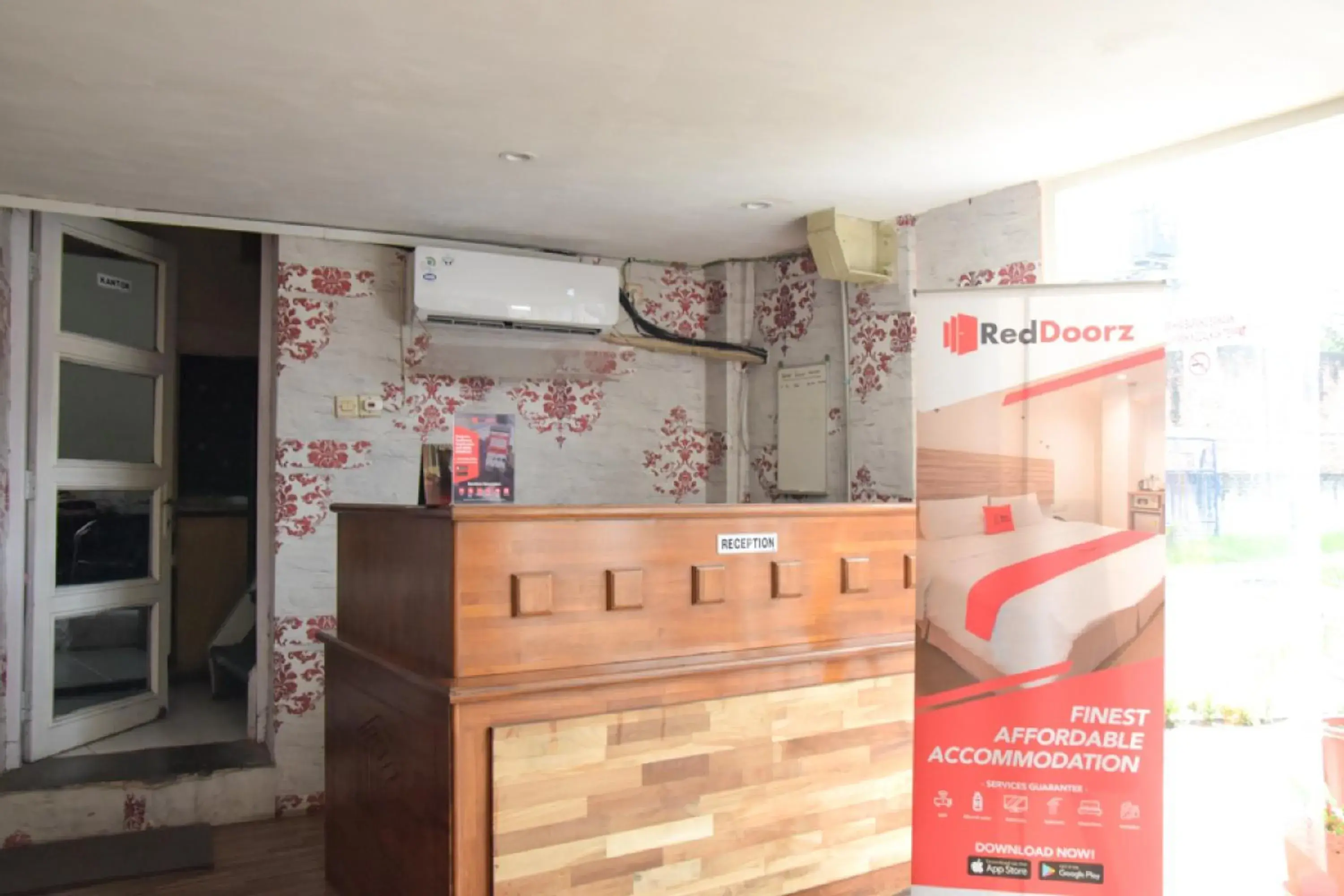 Lobby or reception in RedDoorz near Pelabuhan Tanjung Perak 2 Surabaya Lobby or reception in RedDoorz near Pelabuhan Tanjung Perak 2 Surabaya