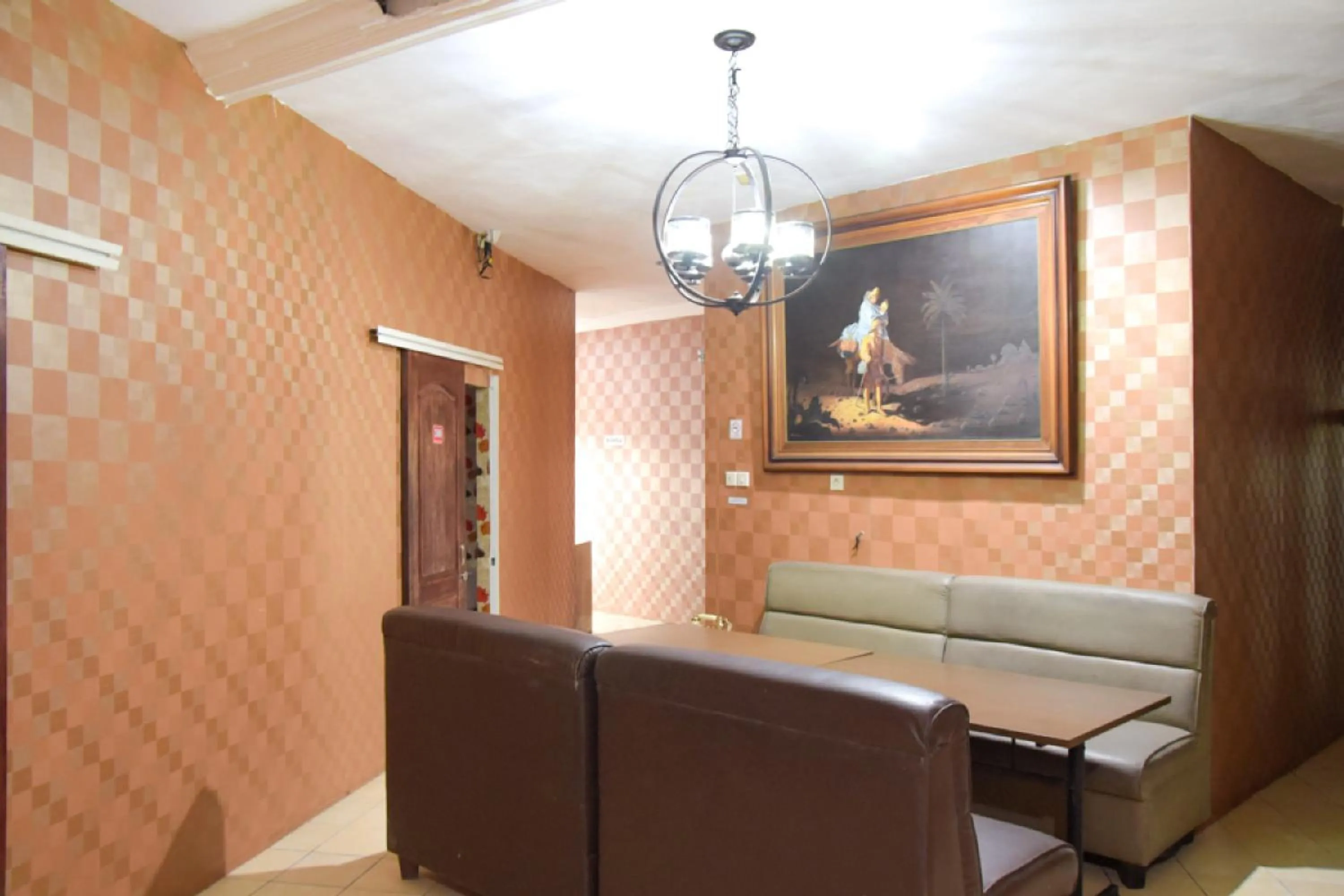 Living room in RedDoorz near Pelabuhan Tanjung Perak 2 Surabaya