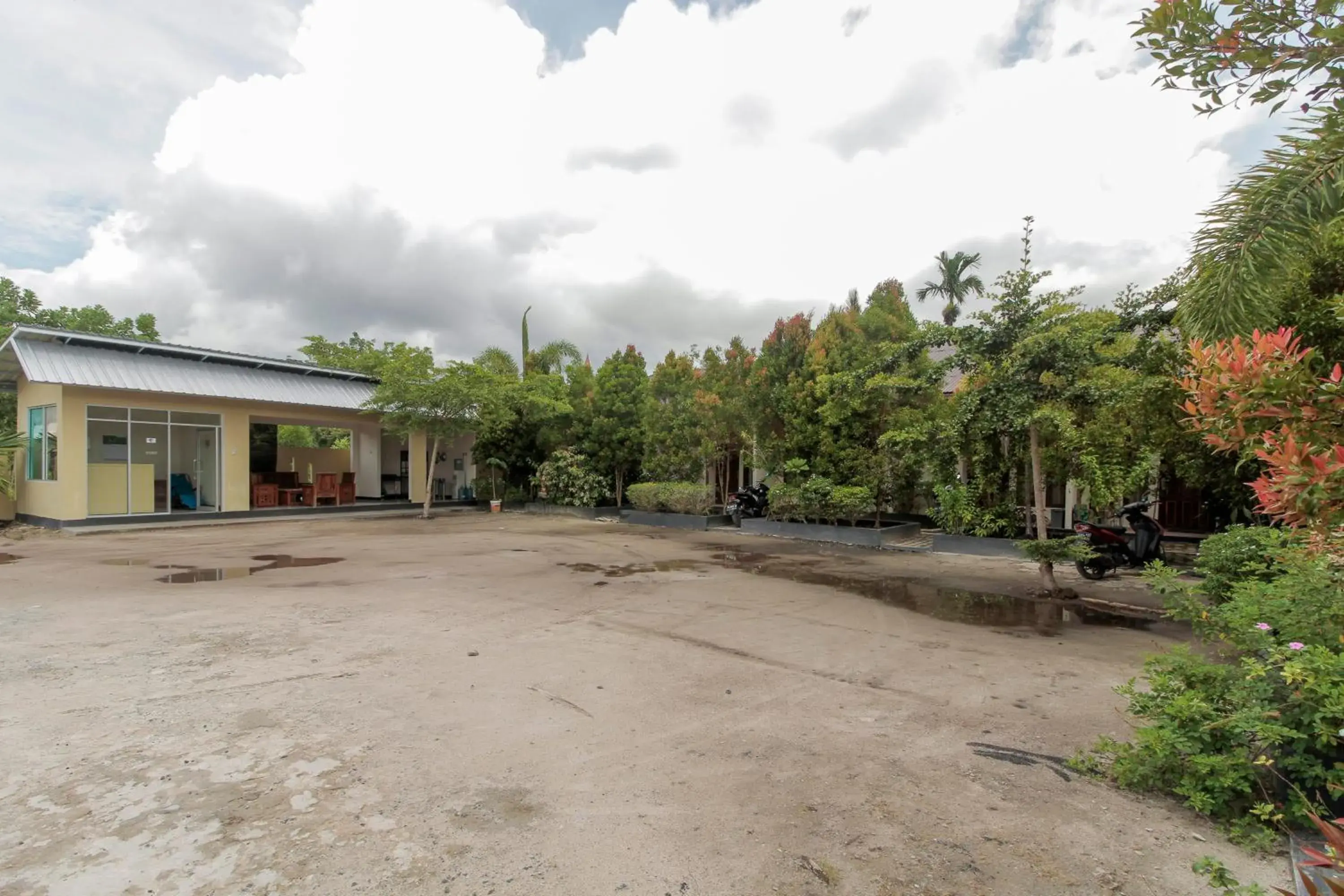 Property building in RedDoorz At Jalan Bukit Keminting Property building in RedDoorz At Jalan Bukit Keminting