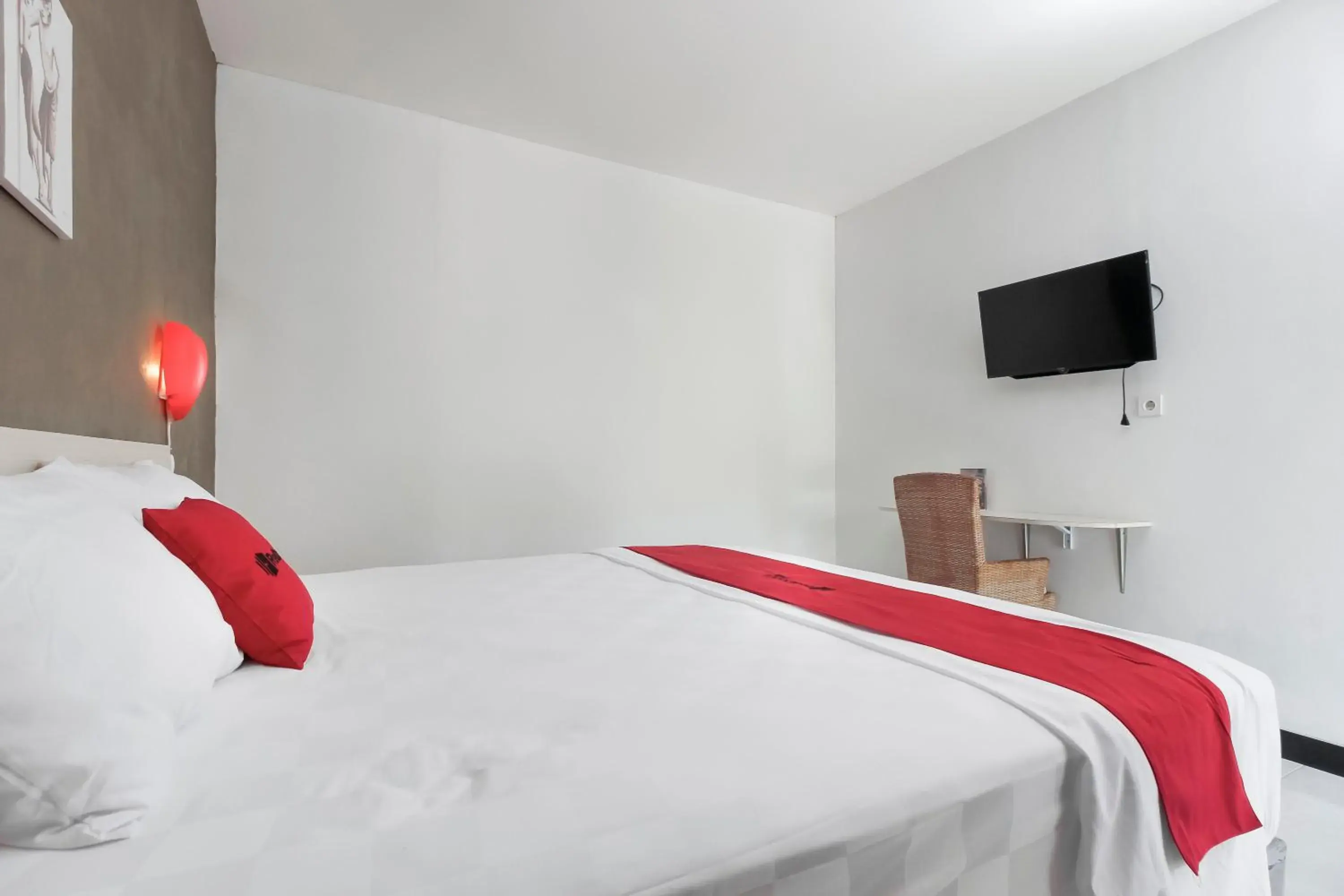 Bedroom, Bed in RedDoorz At Jalan Bukit Keminting Bedroom, Bed in RedDoorz At Jalan Bukit Keminting