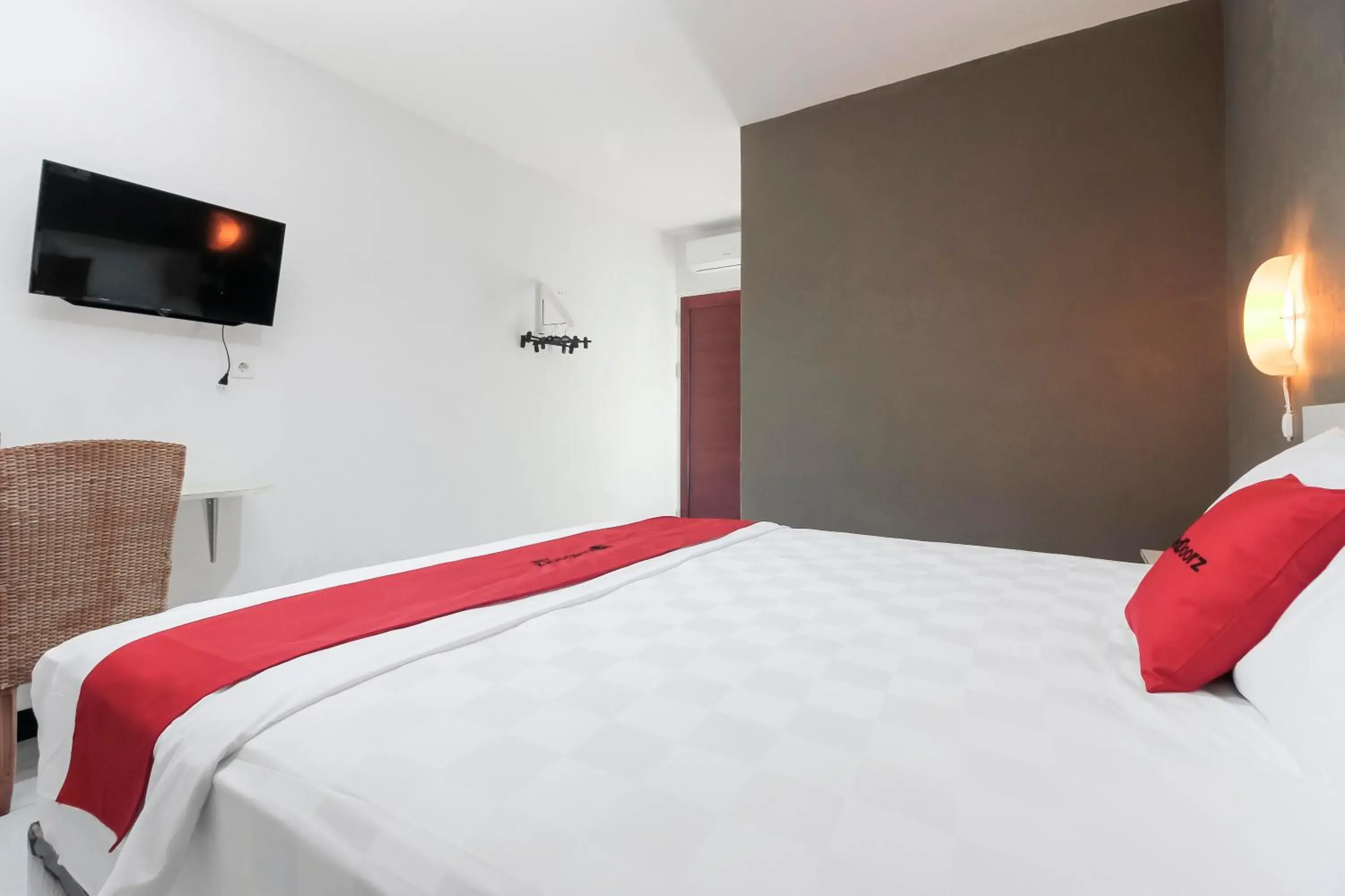 Bedroom, Bed in RedDoorz At Jalan Bukit Keminting Bedroom, Bed in RedDoorz At Jalan Bukit Keminting