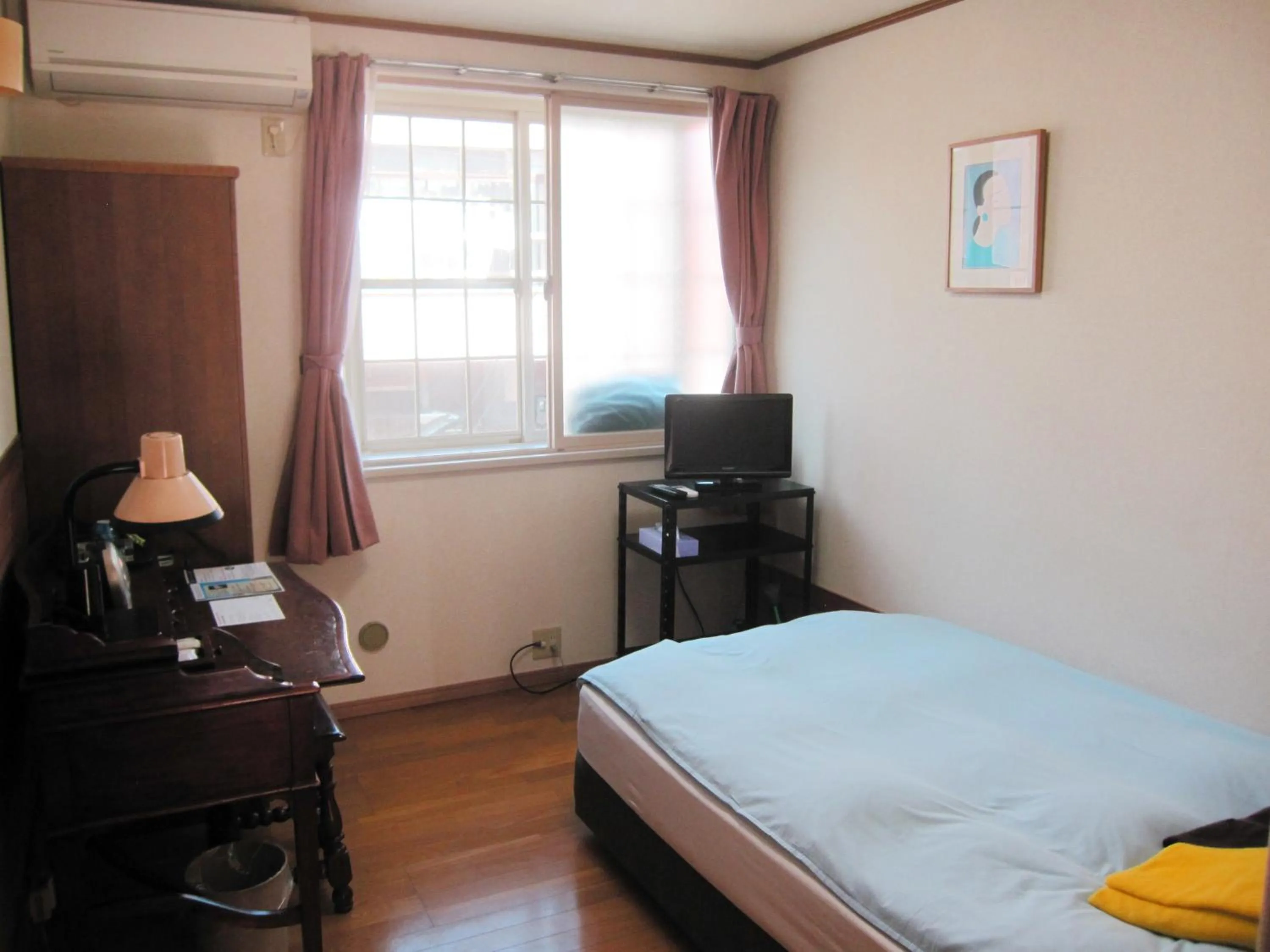 Photo of the whole room, Bed in Hotel Pacific