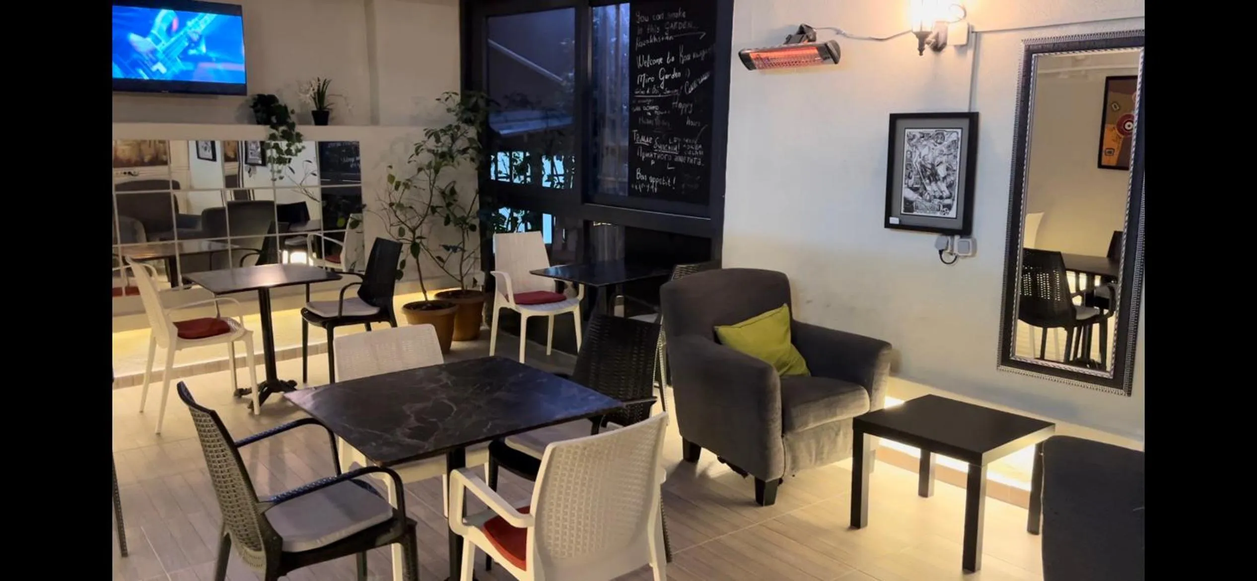 Restaurant/places to eat in Hotel Miro Mansion Old City