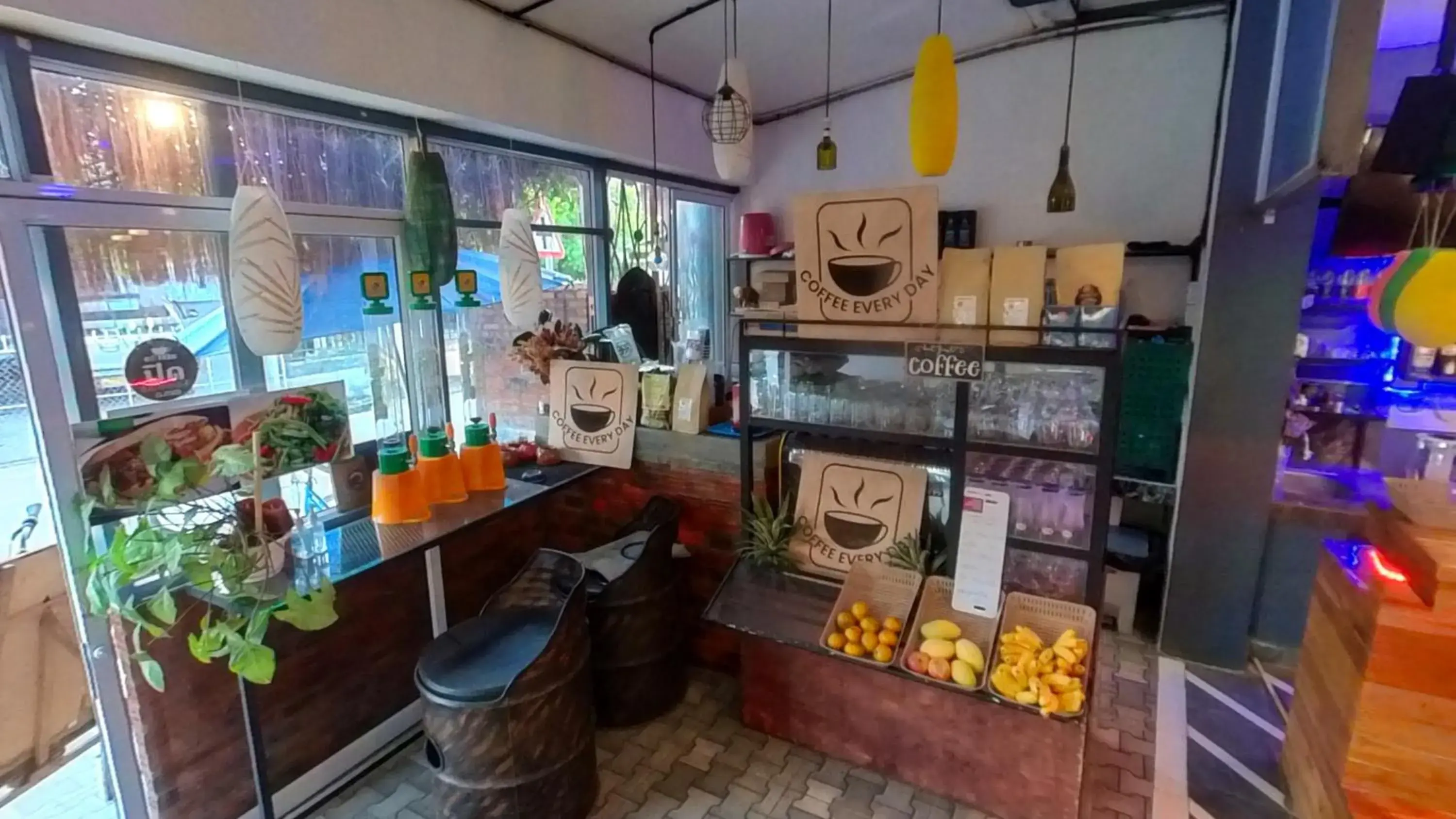 Restaurant/places to eat in FARAWAY SUITES Restaurant/places to eat in FARAWAY SUITES