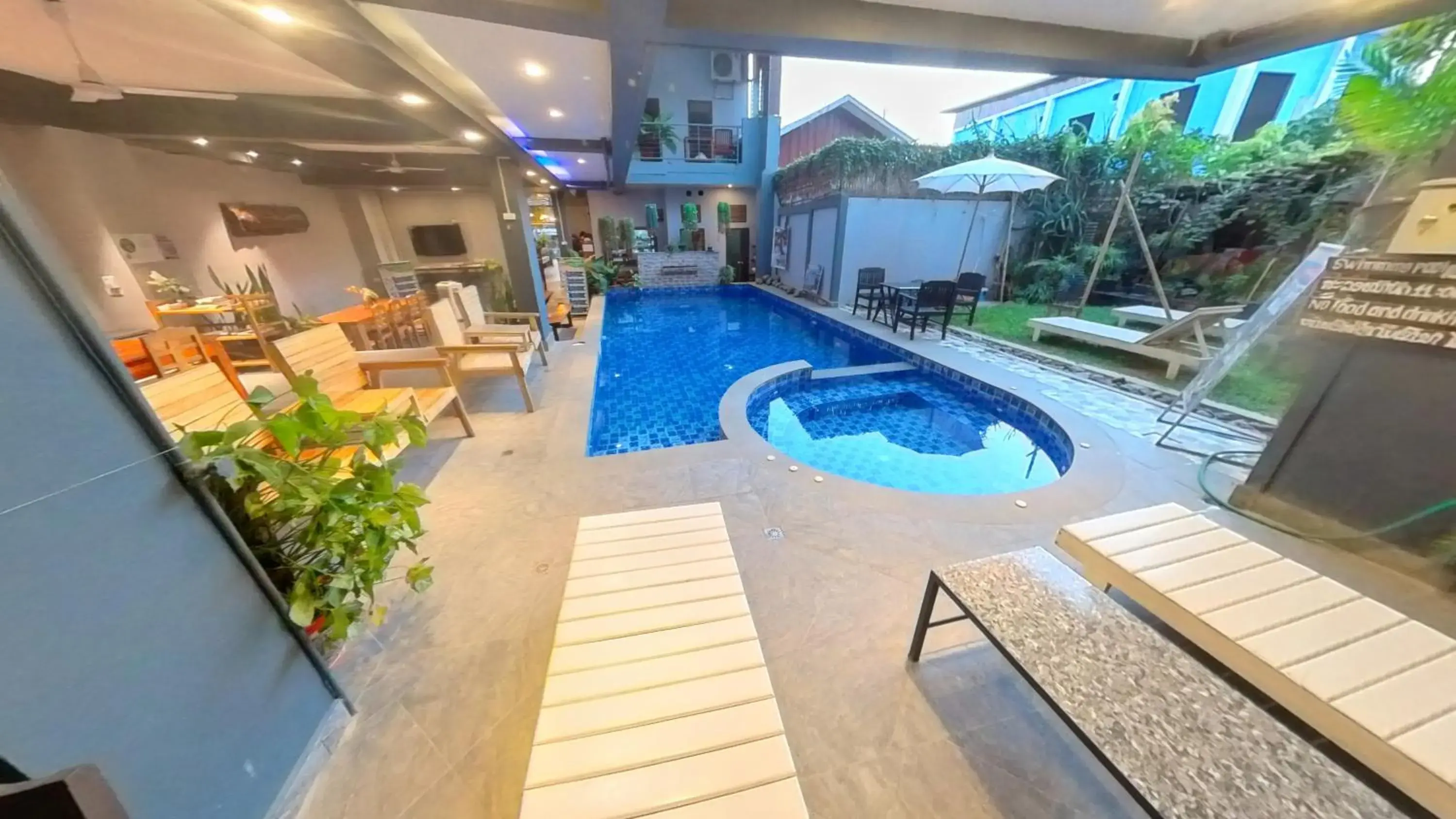 Property building in FARAWAY SUITES Property building in FARAWAY SUITES