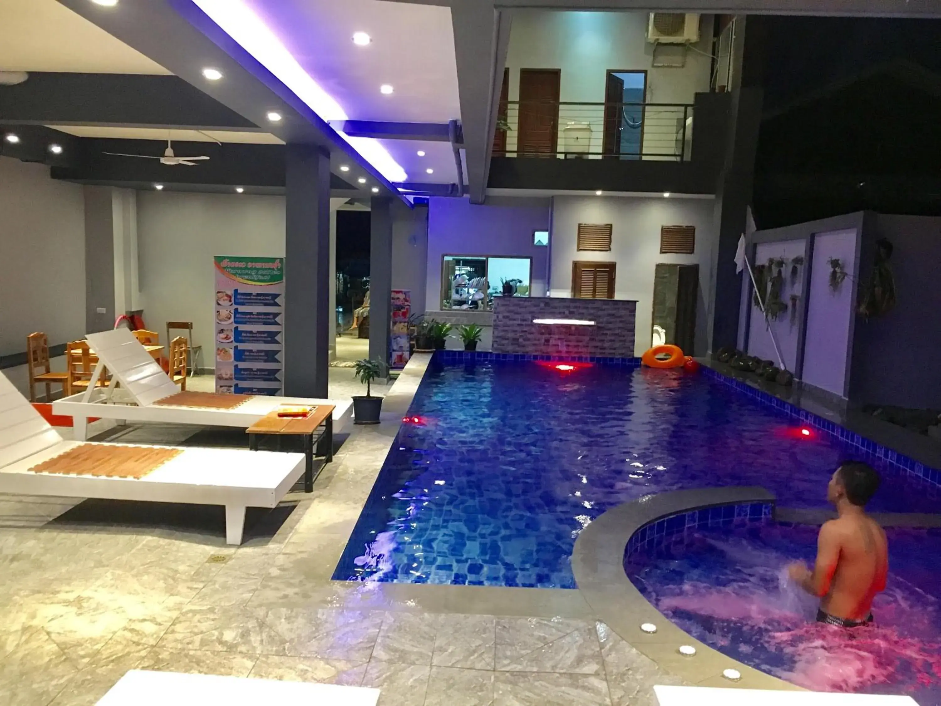 Swimming pool in FARAWAY SUITES Swimming pool in FARAWAY SUITES