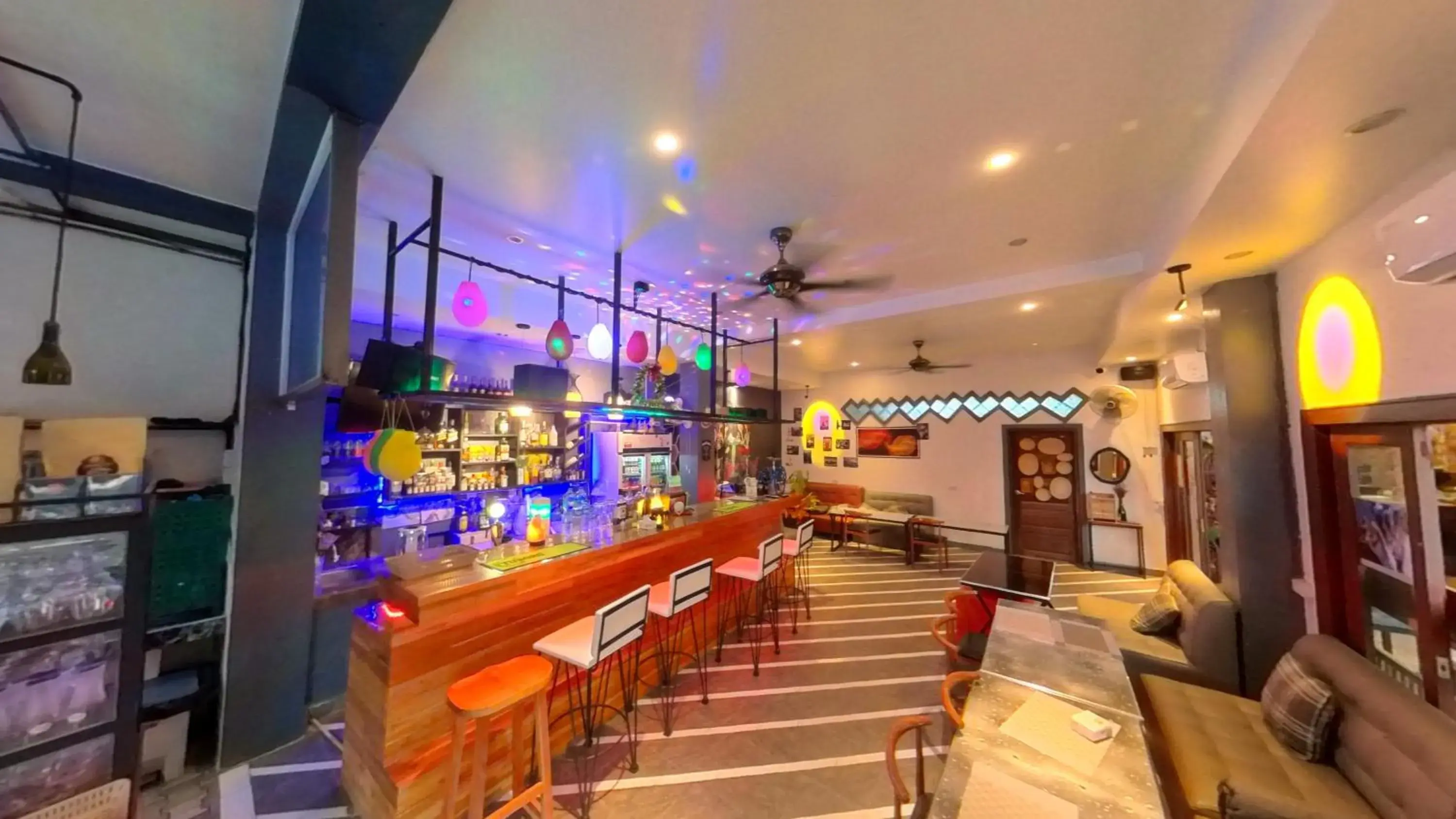 Restaurant/places to eat in FARAWAY SUITES Restaurant/places to eat in FARAWAY SUITES