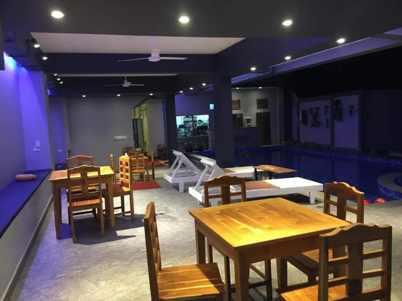 Restaurant/places to eat in FARAWAY SUITES Restaurant/places to eat in FARAWAY SUITES