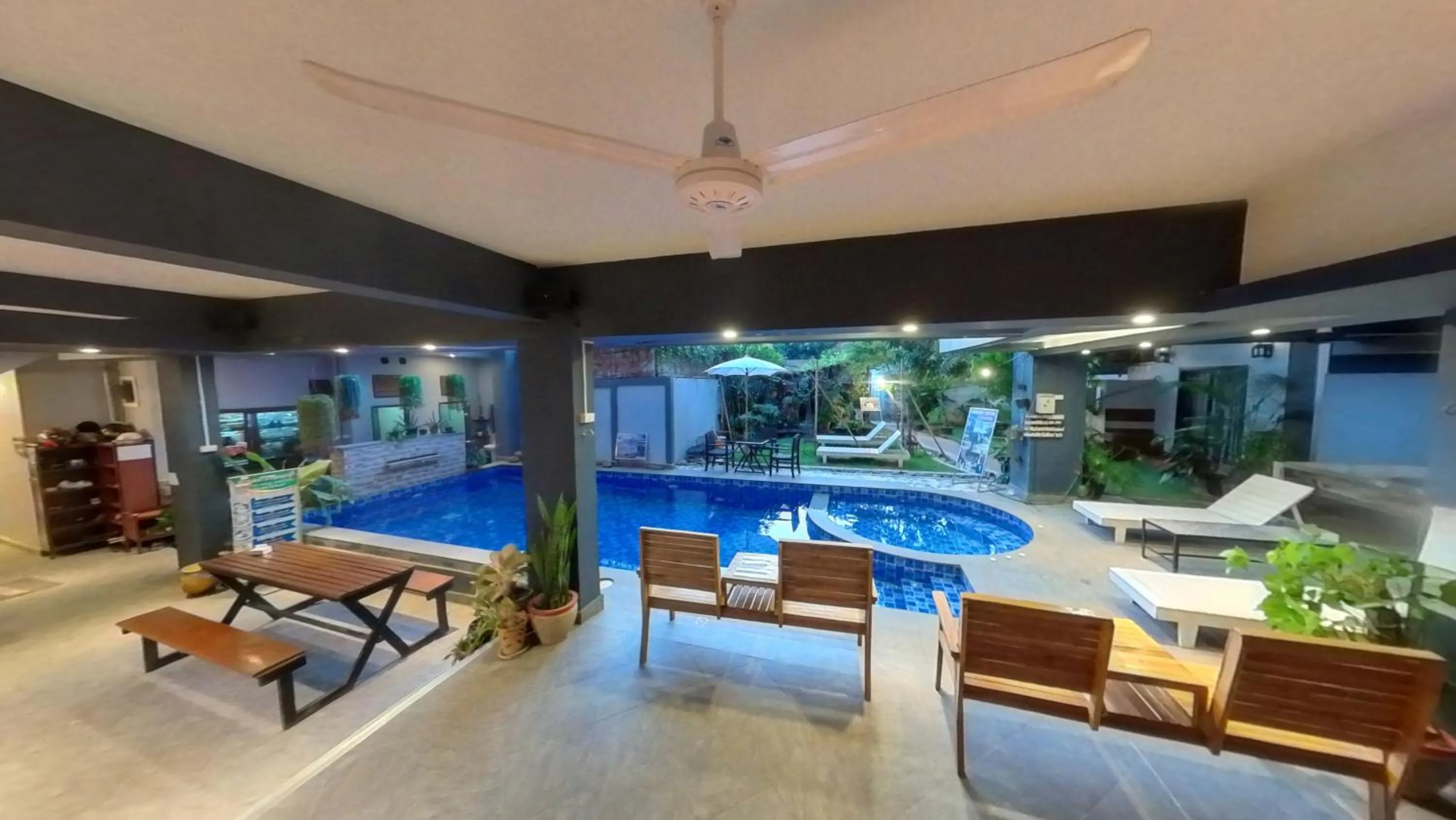 Restaurant/places to eat in FARAWAY SUITES