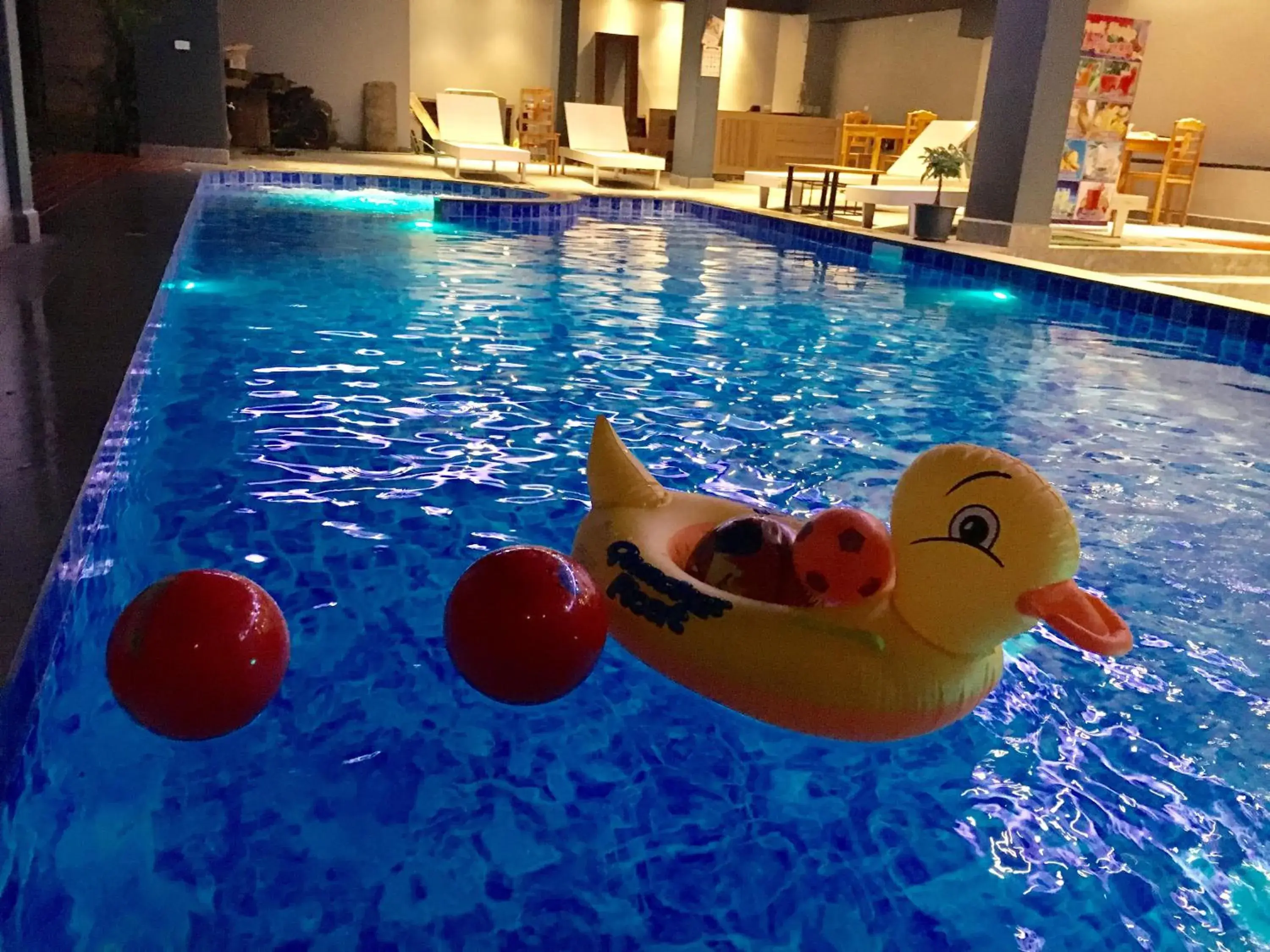 Swimming pool in FARAWAY SUITES Swimming pool in FARAWAY SUITES