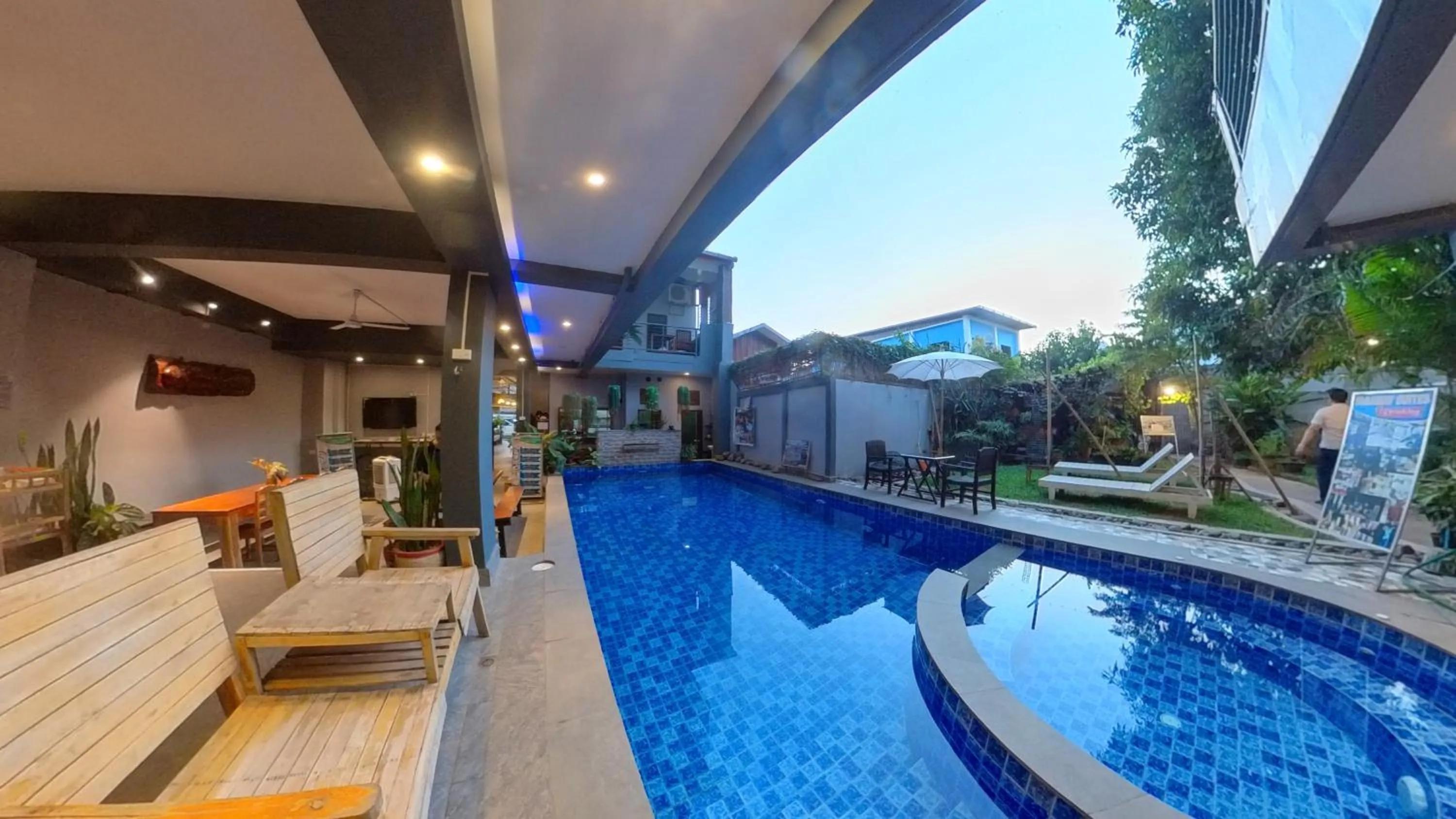 Restaurant/places to eat in FARAWAY SUITES