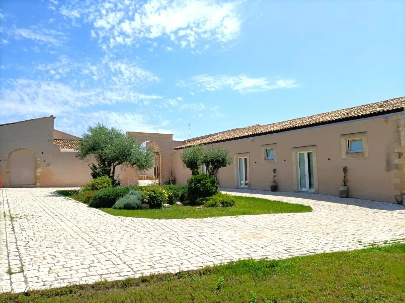 Facade/entrance in Ballium Luxury Relais