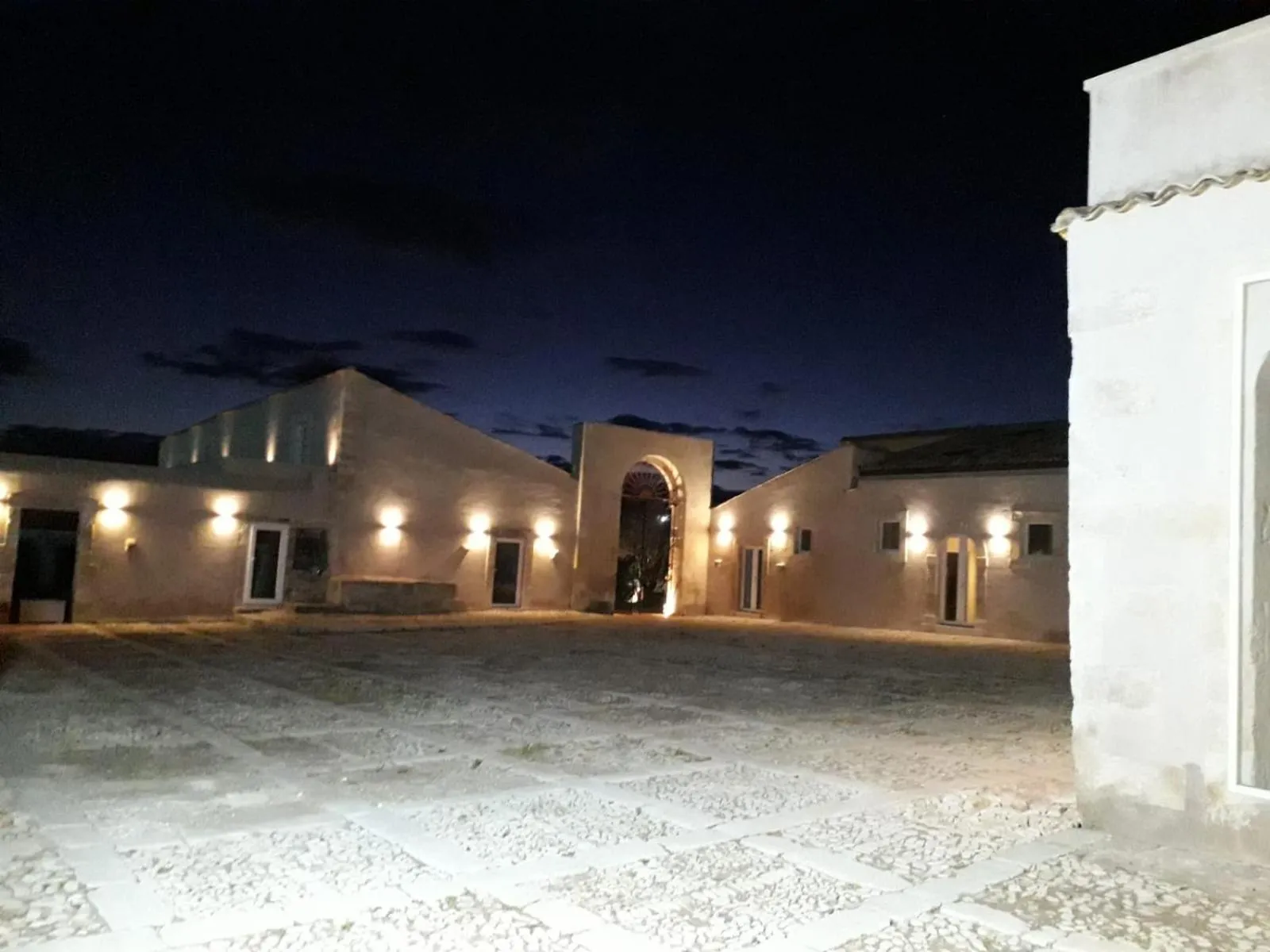 Inner courtyard view in Ballium Luxury Relais