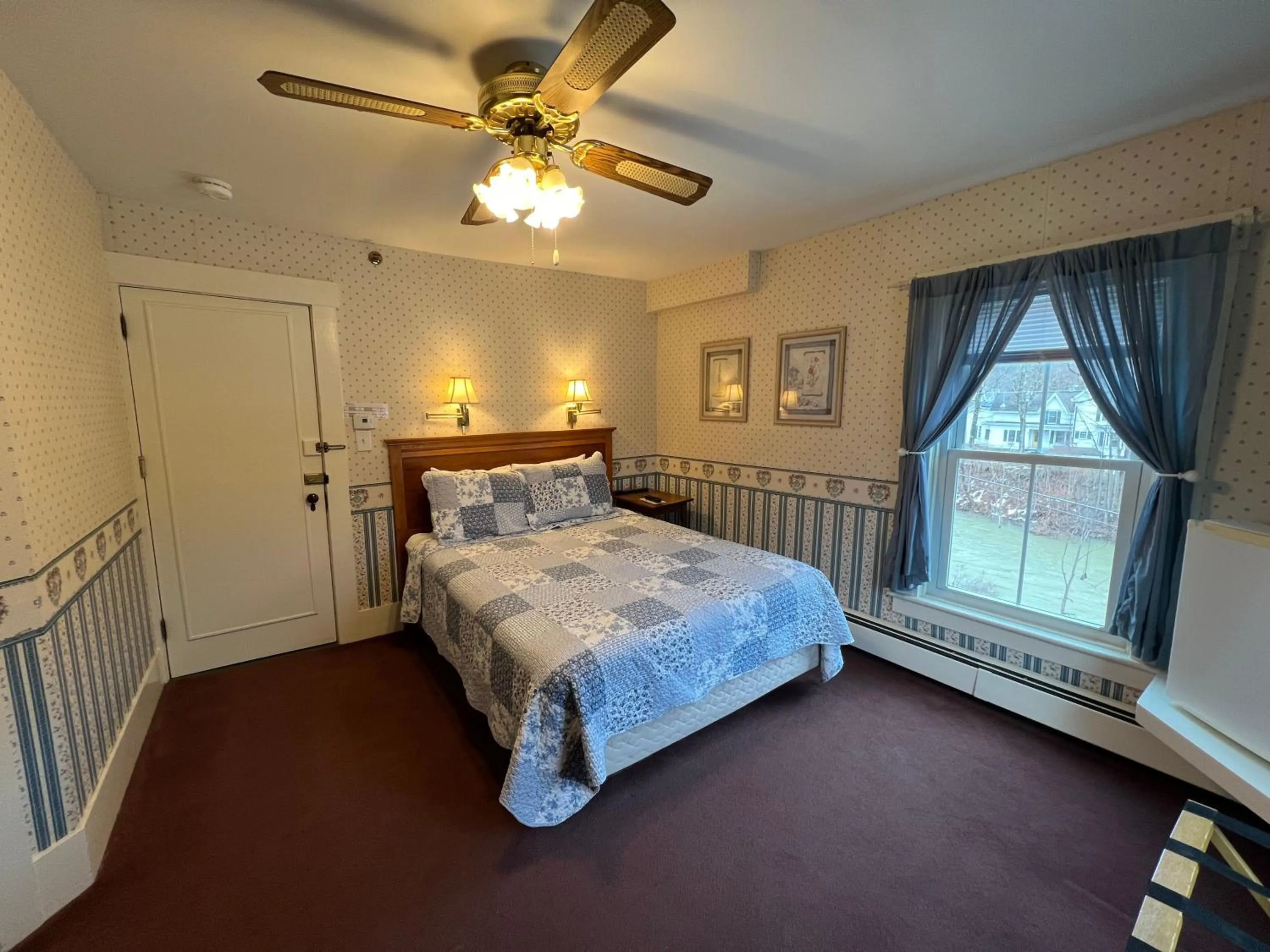 Bed in Echo Lake Inn