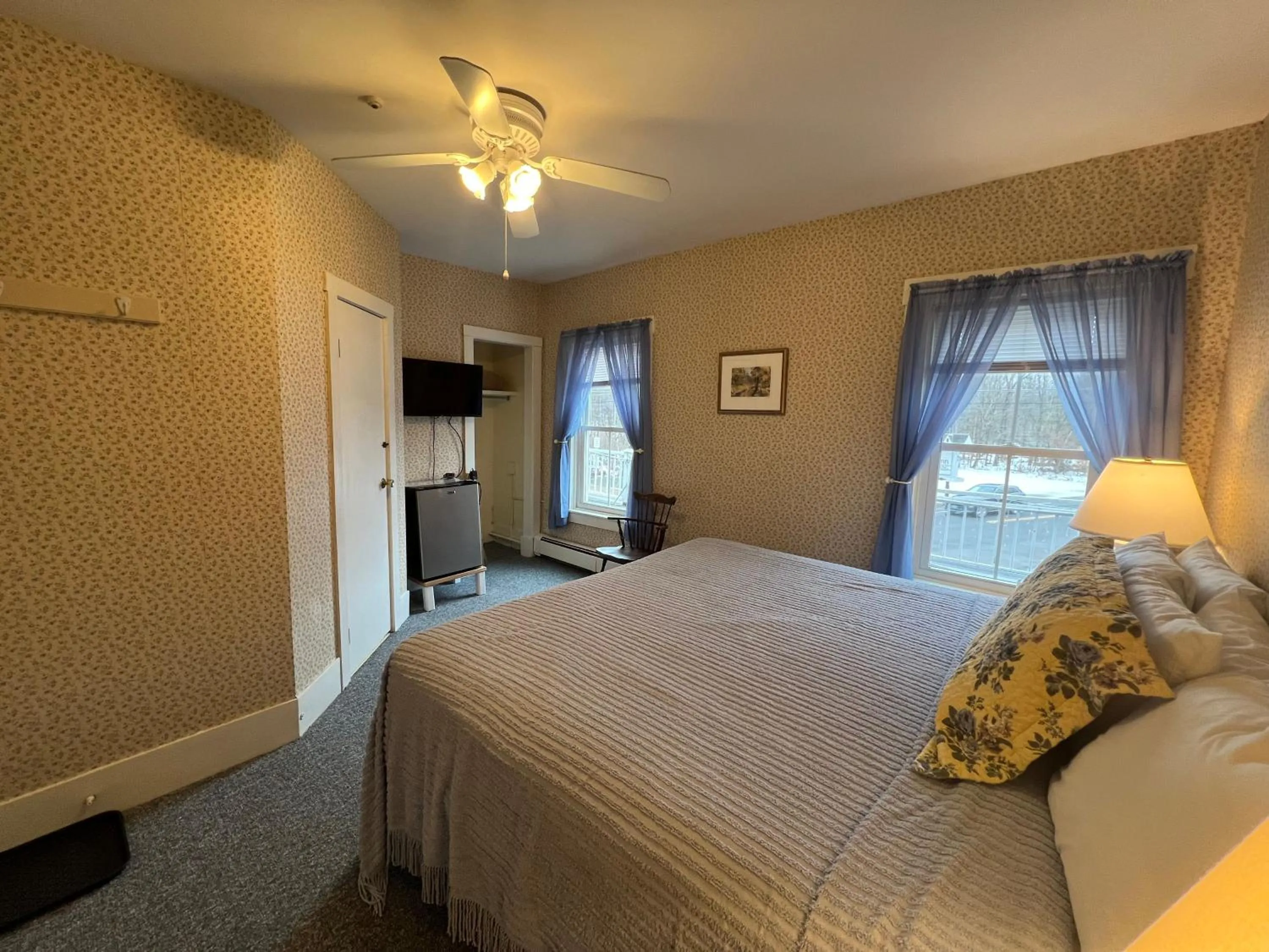 Bed in Echo Lake Inn