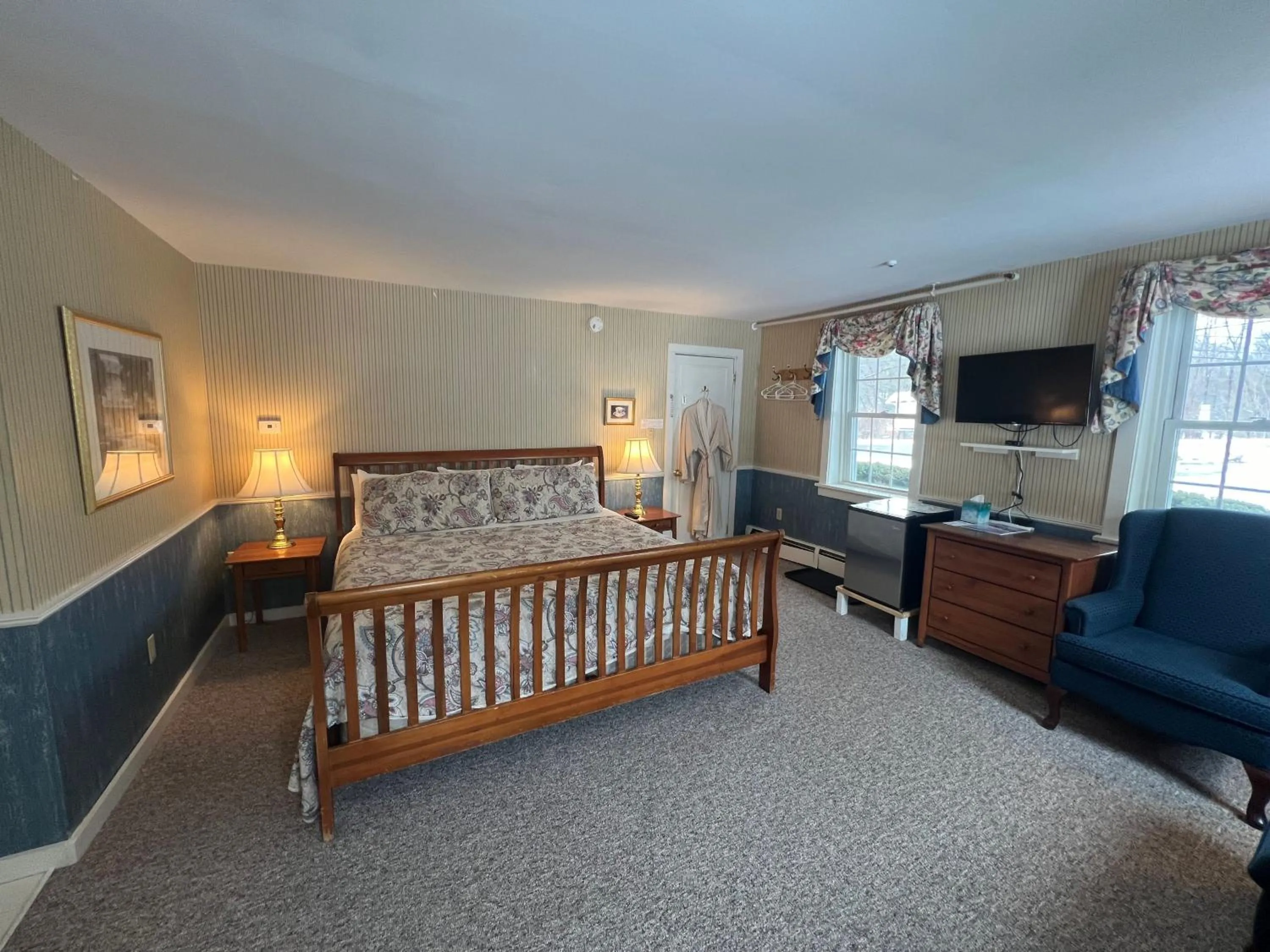 Bed in Echo Lake Inn