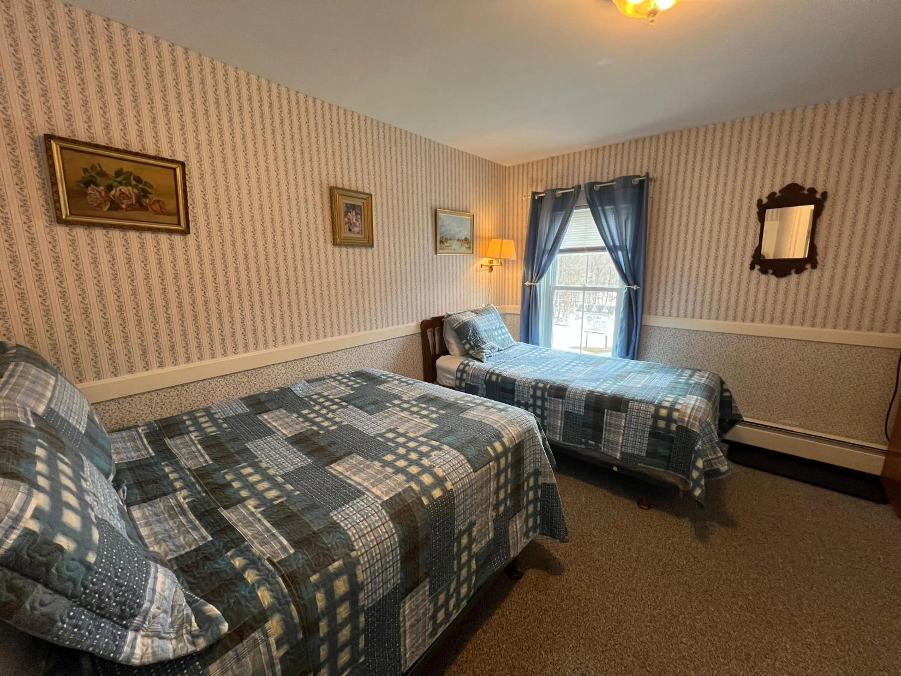 Bed in Echo Lake Inn