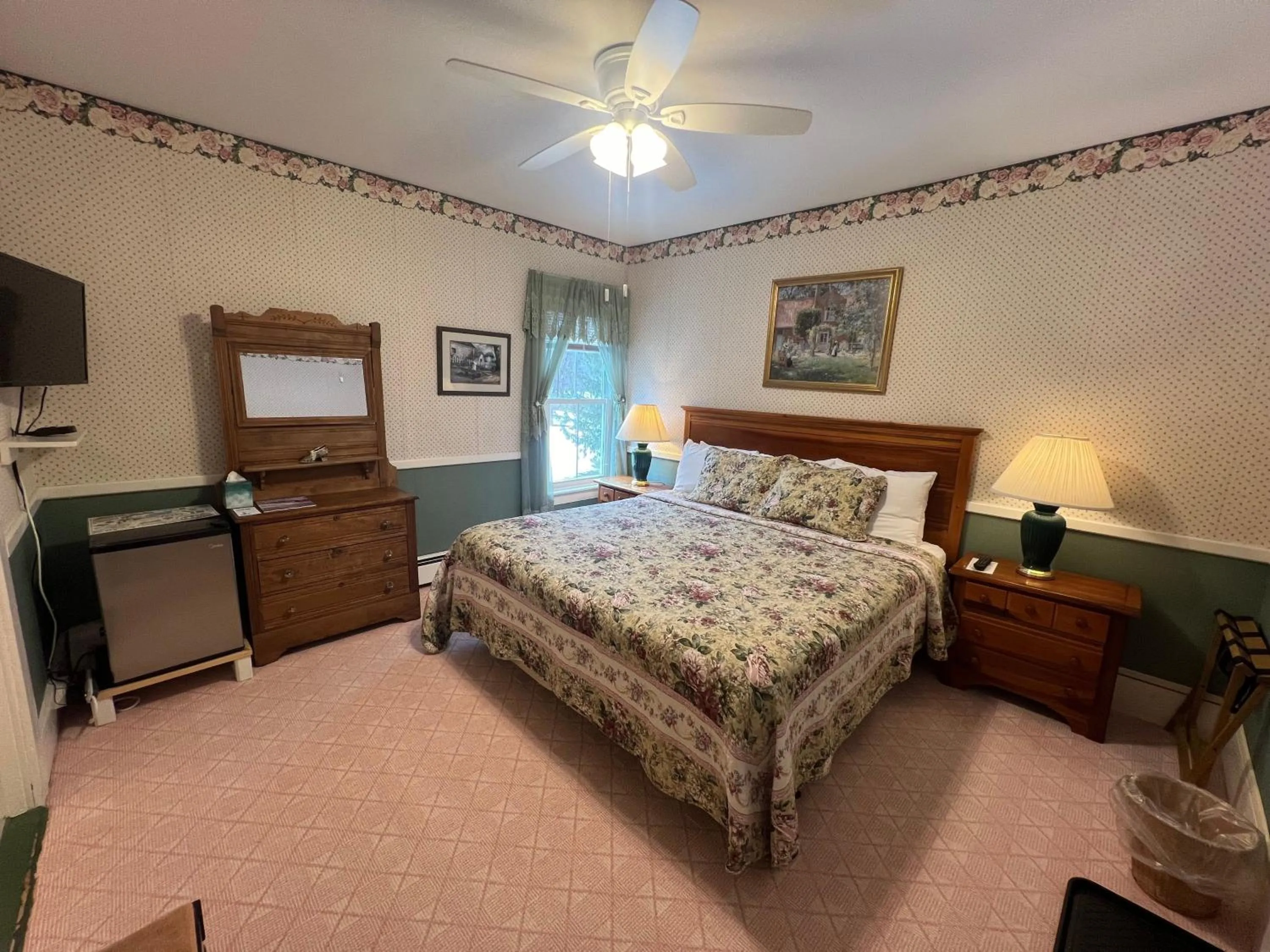 Bed in Echo Lake Inn