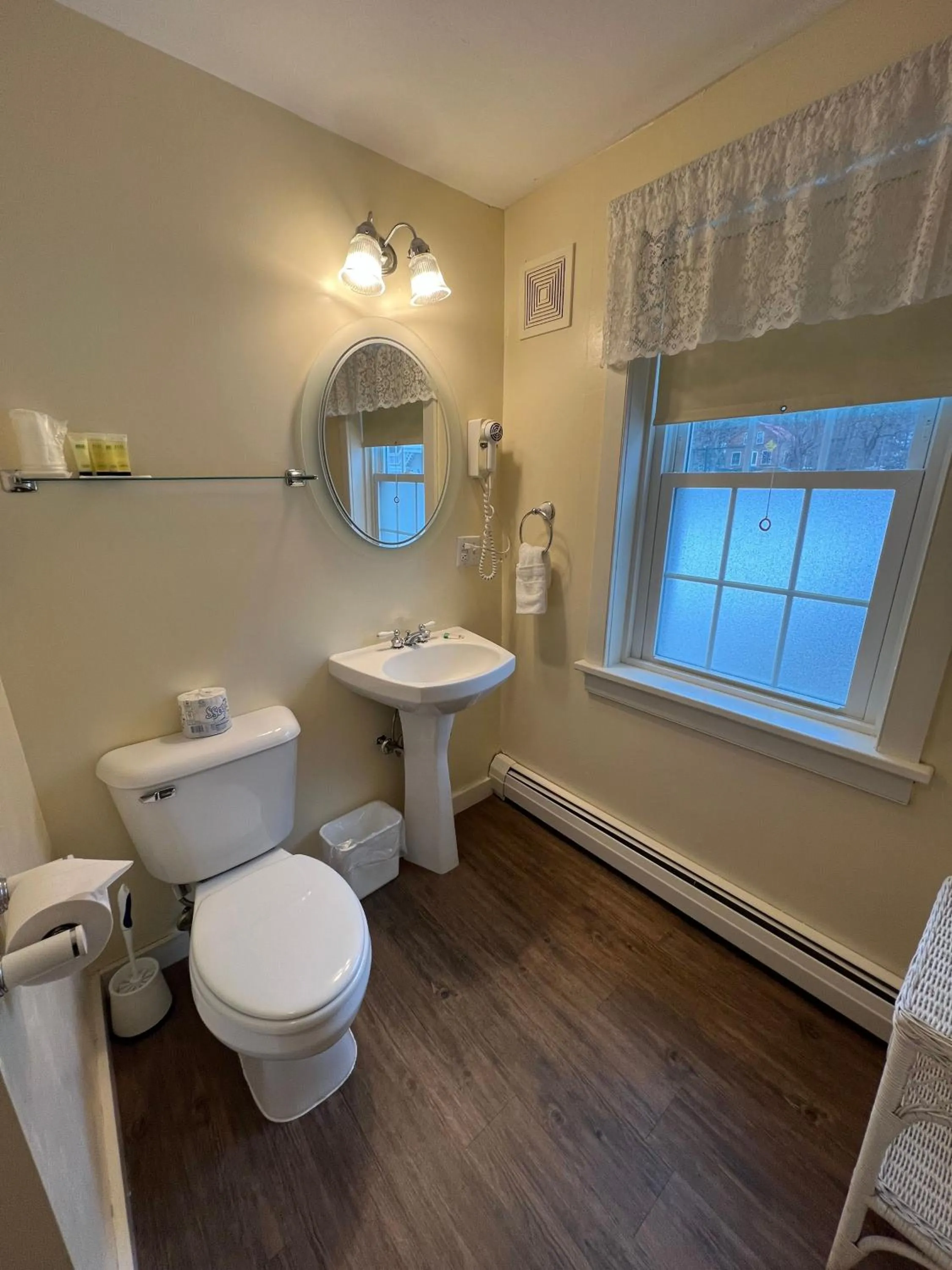 Toilet in Echo Lake Inn