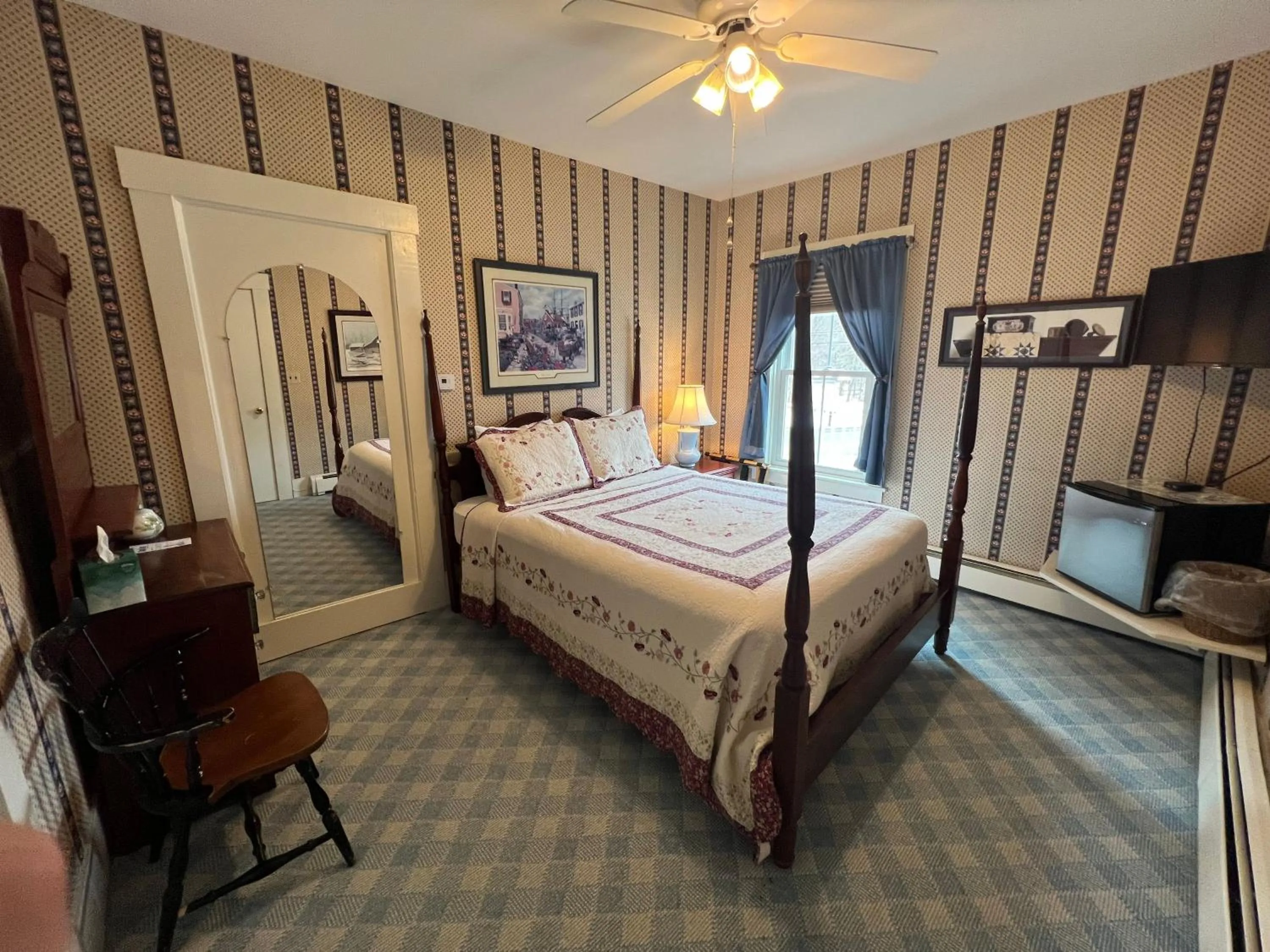 Bed in Echo Lake Inn