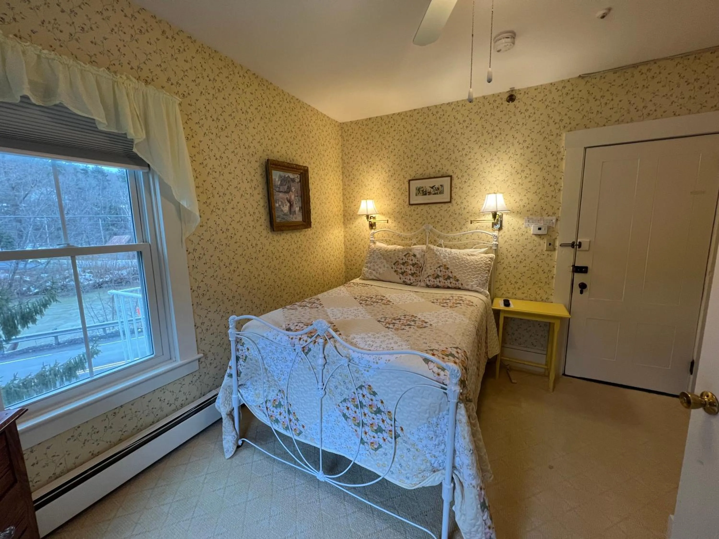 Bed in Echo Lake Inn