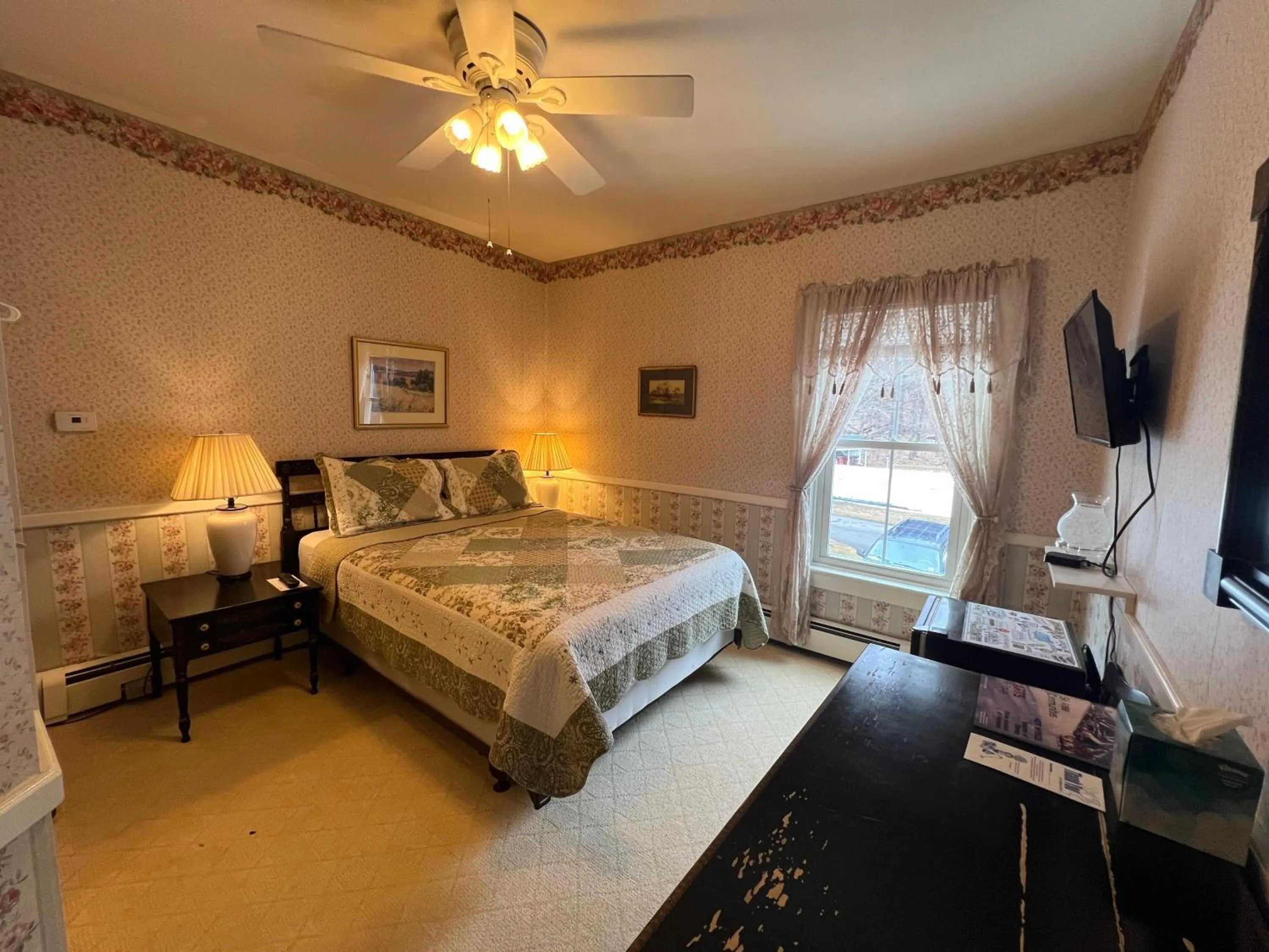 Bed in Echo Lake Inn