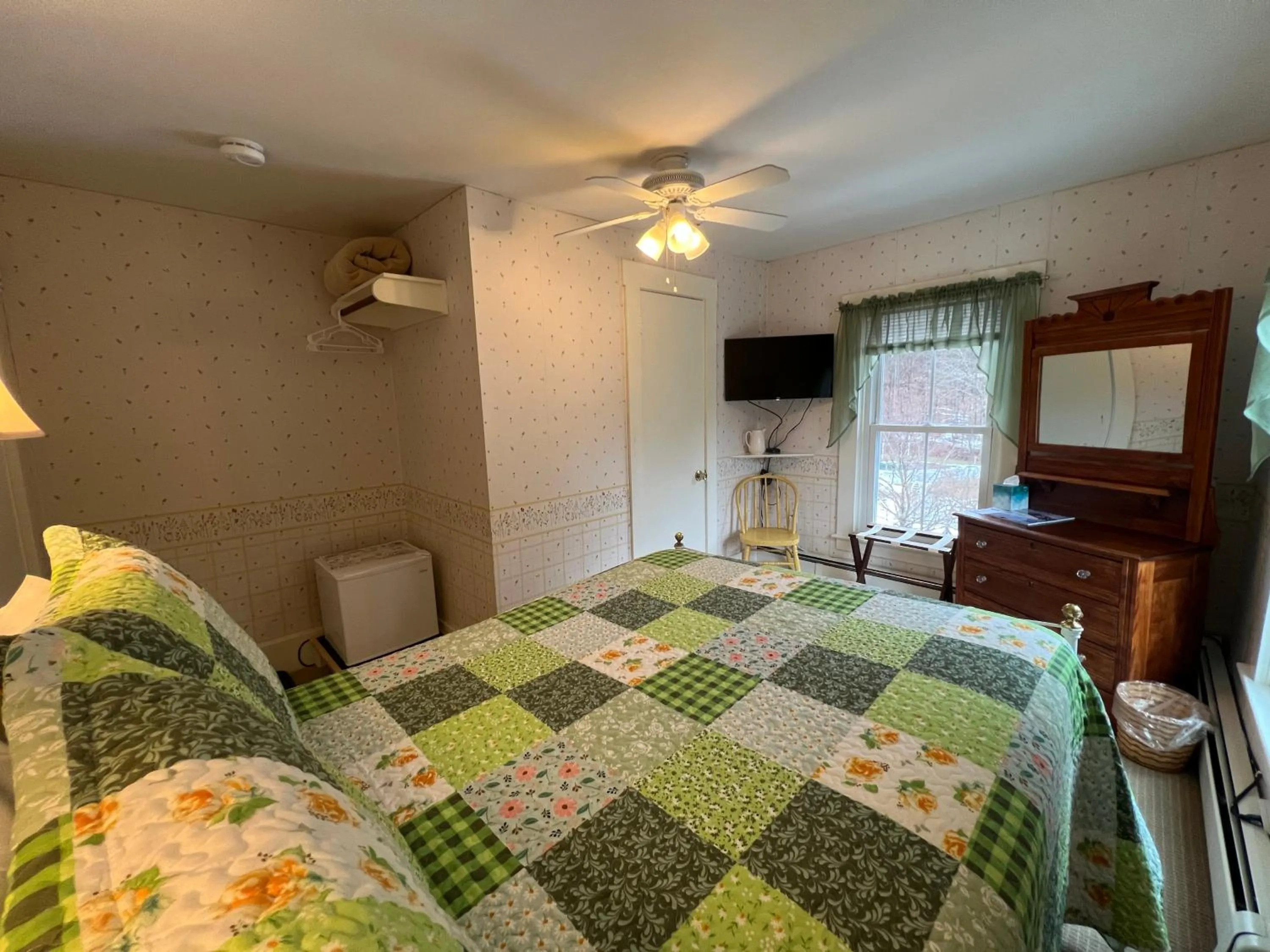 Bed in Echo Lake Inn