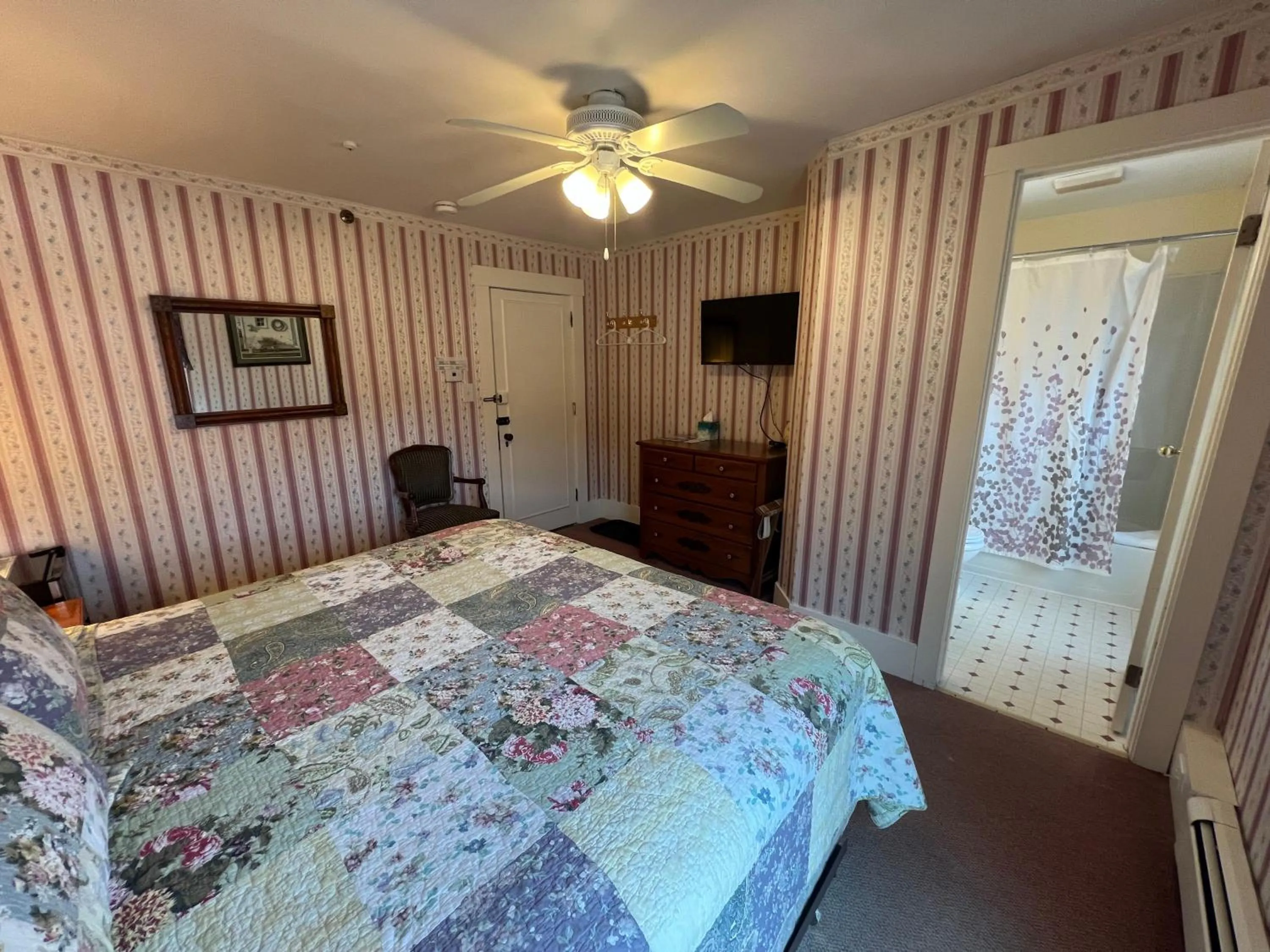 Bed in Echo Lake Inn