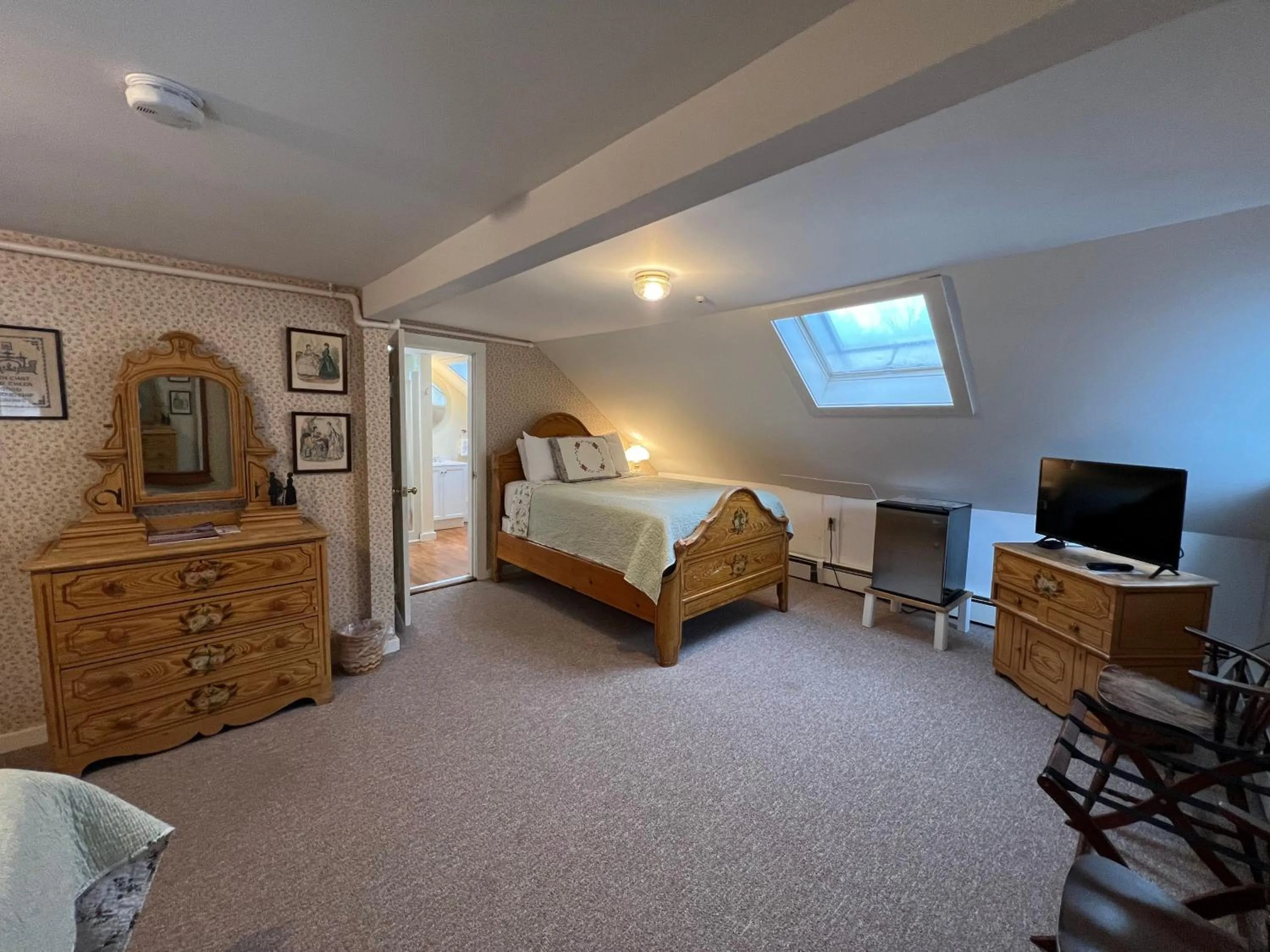 Bed in Echo Lake Inn