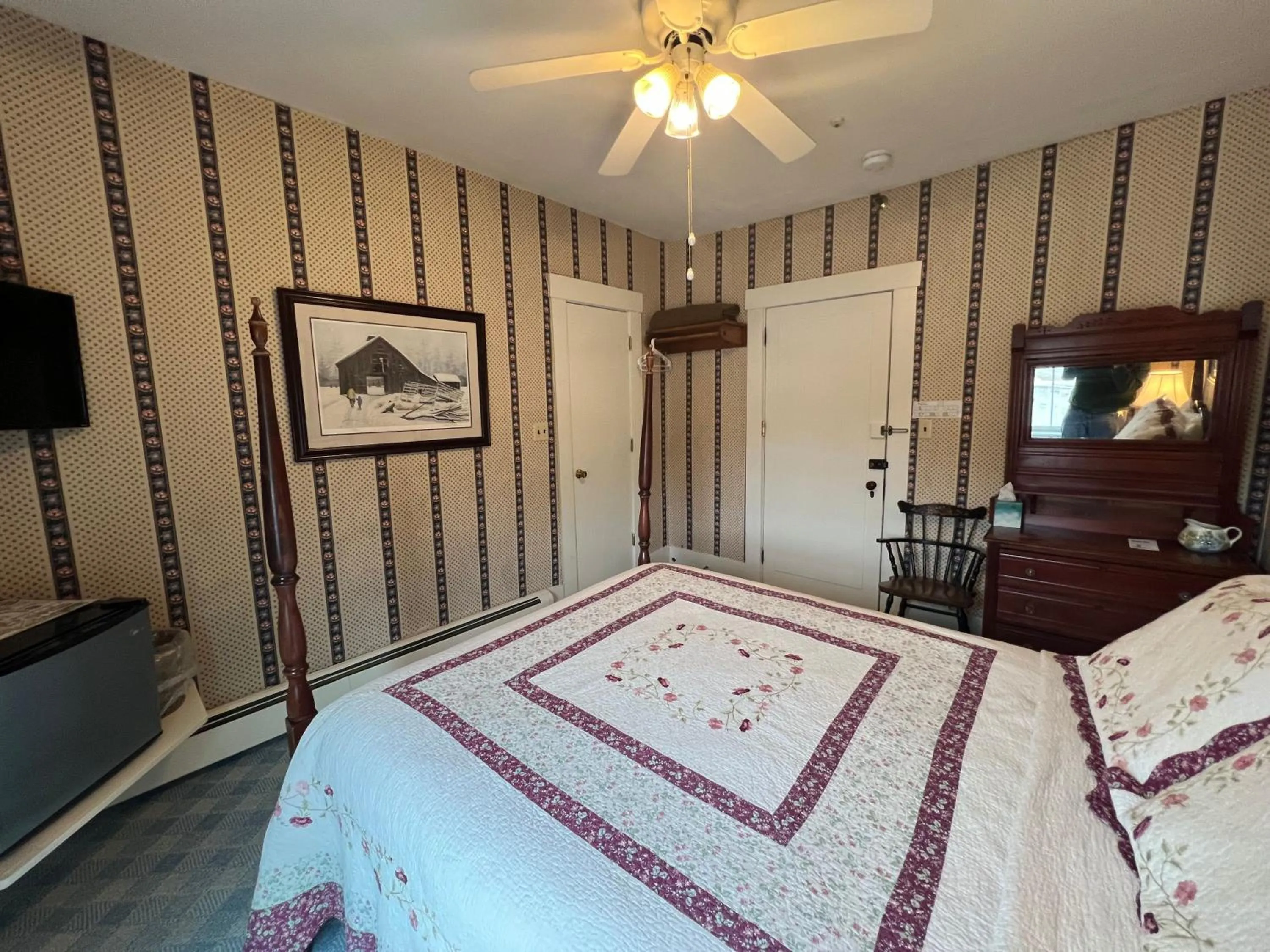 Bed in Echo Lake Inn