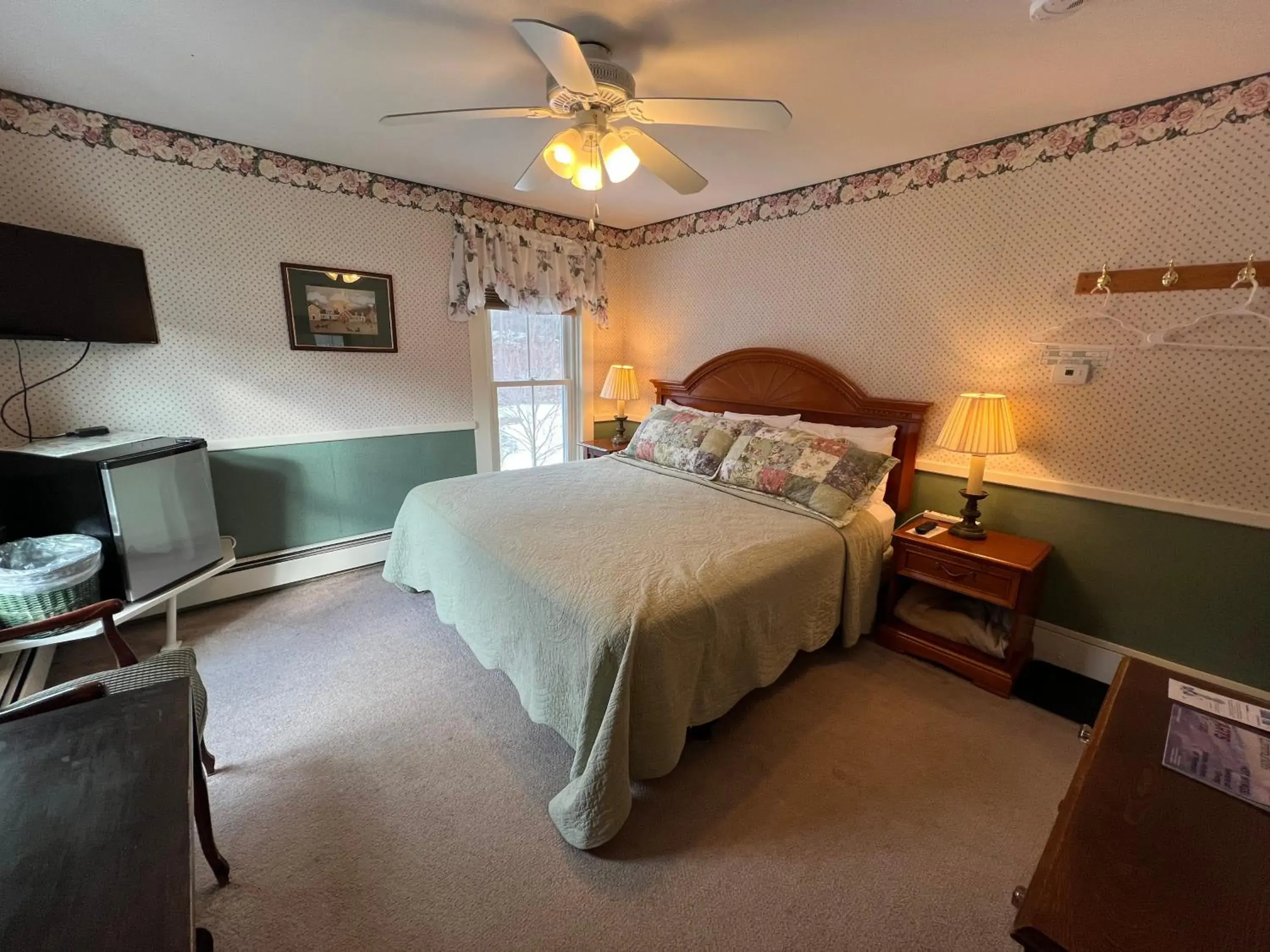 King Room in Echo Lake Inn King Room in Echo Lake Inn