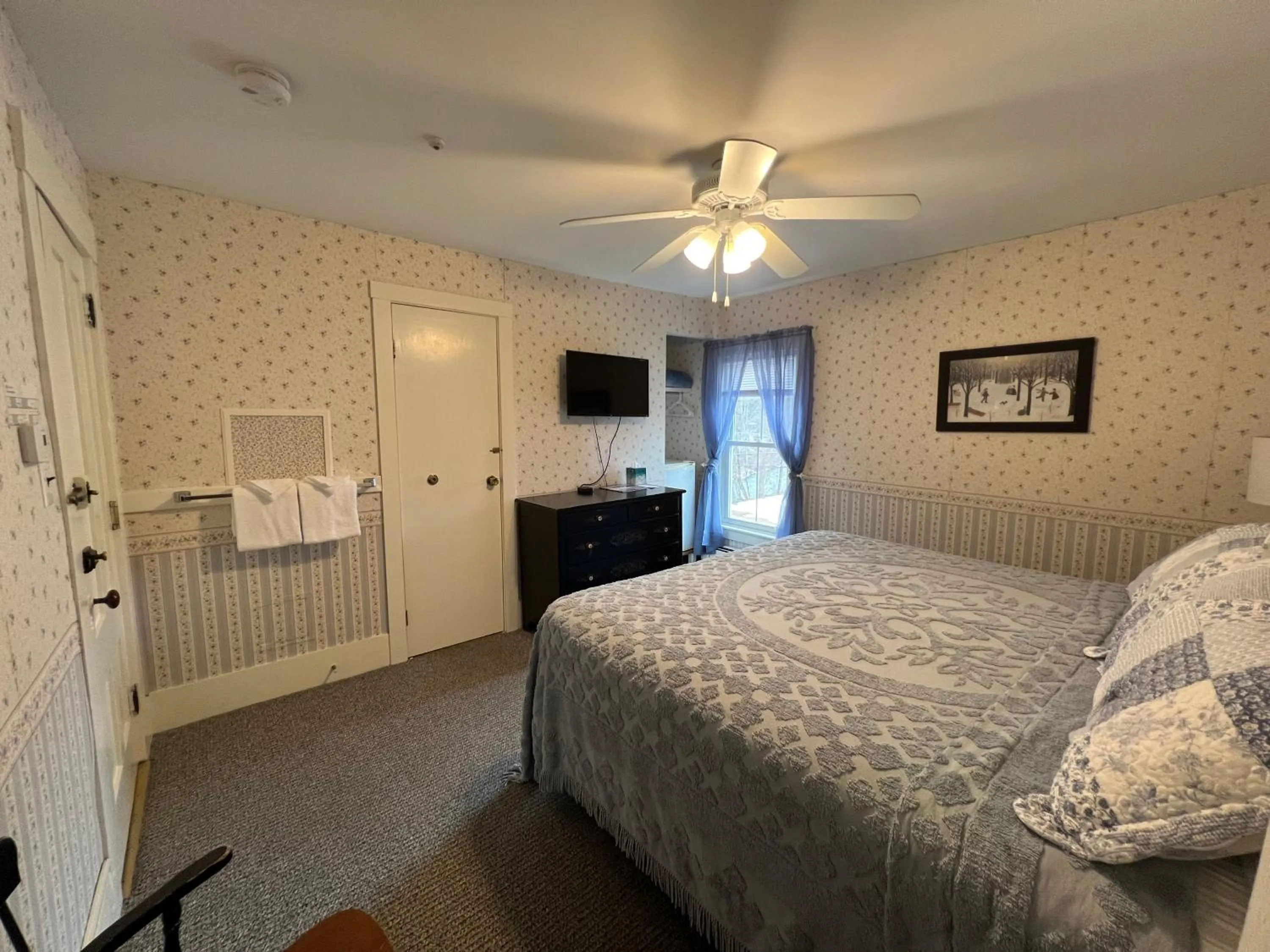 Bed in Echo Lake Inn