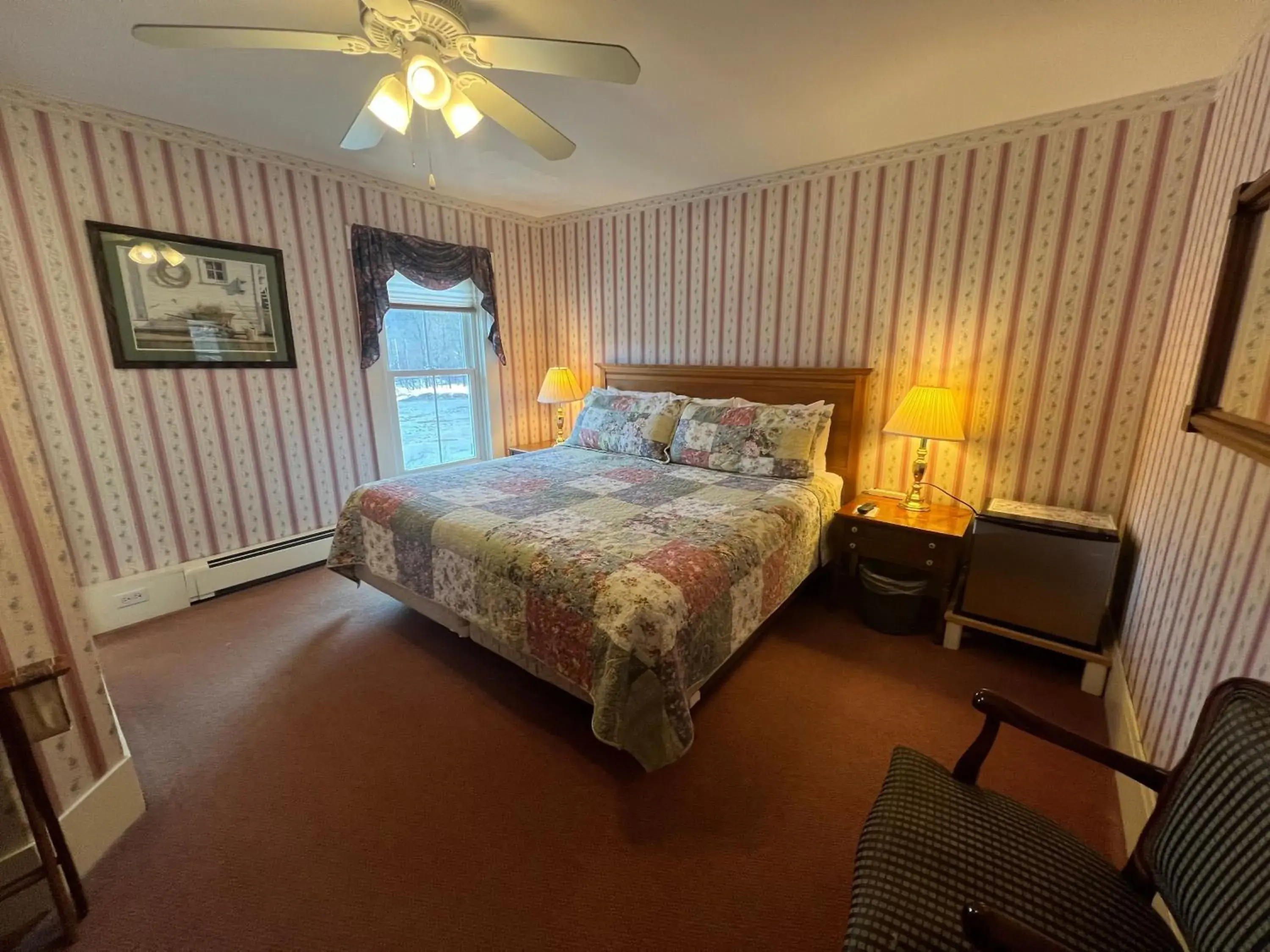 Deluxe King Room in Echo Lake Inn Deluxe King Room in Echo Lake Inn