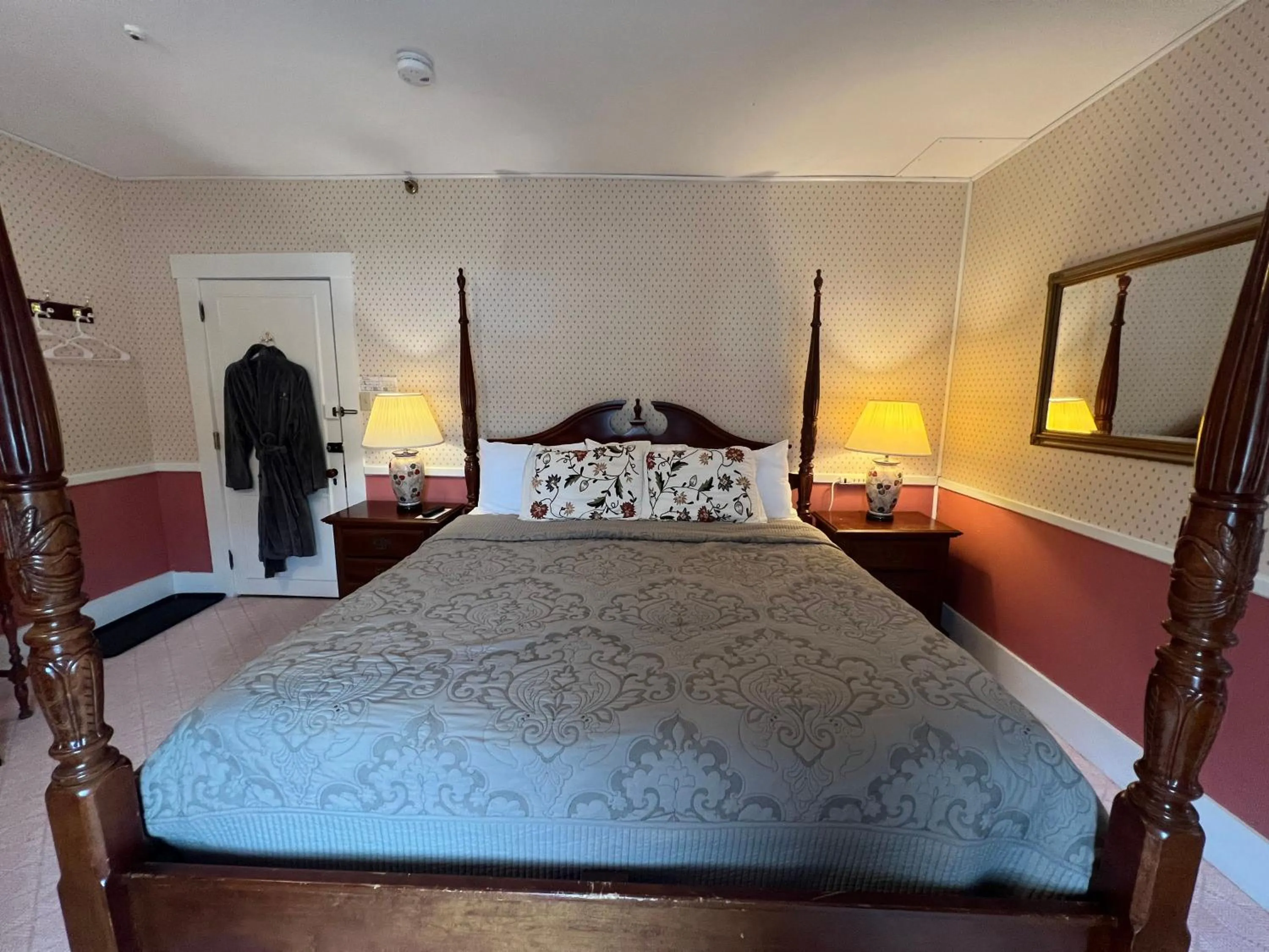 Bed in Echo Lake Inn