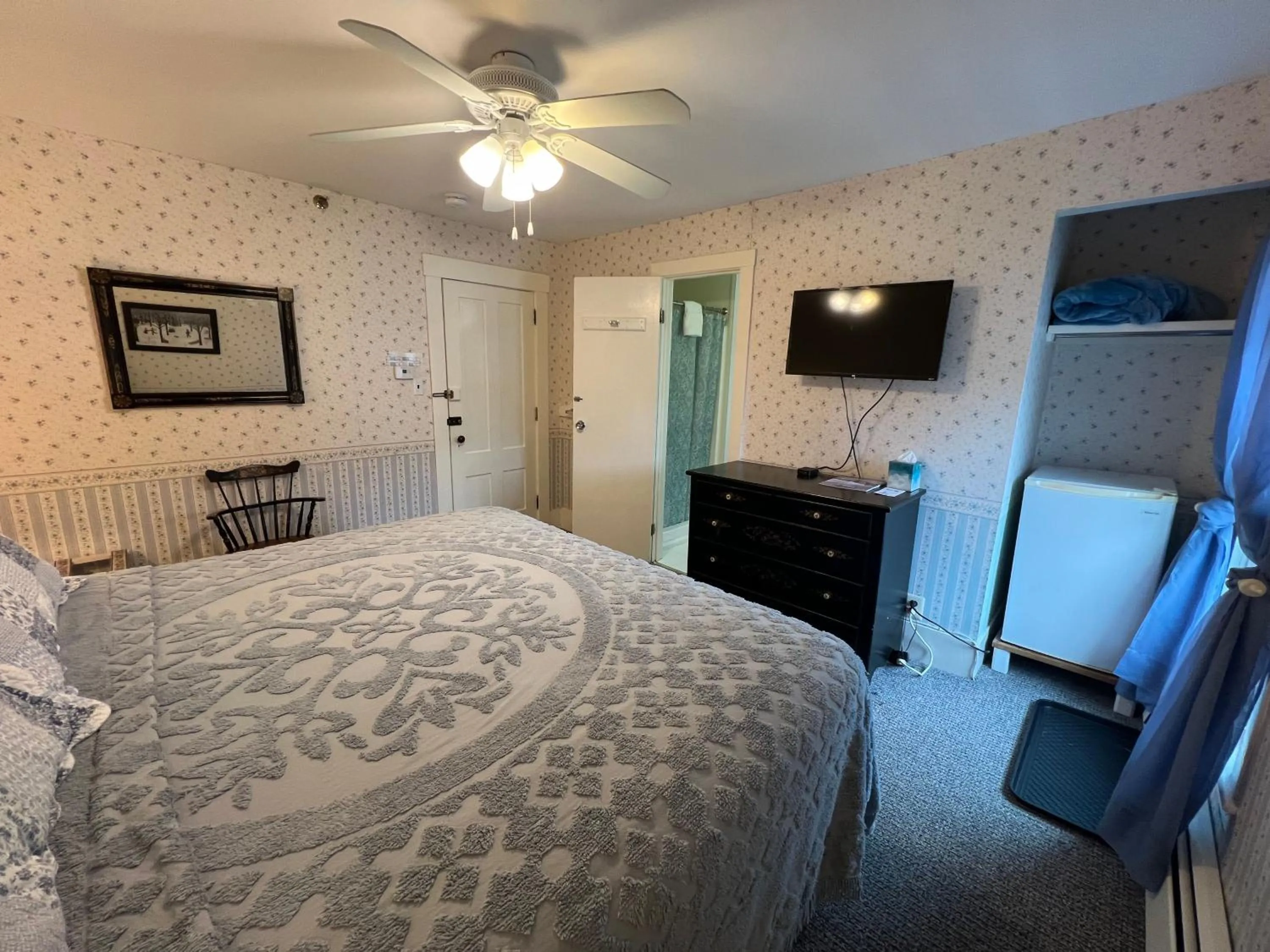 Bed in Echo Lake Inn