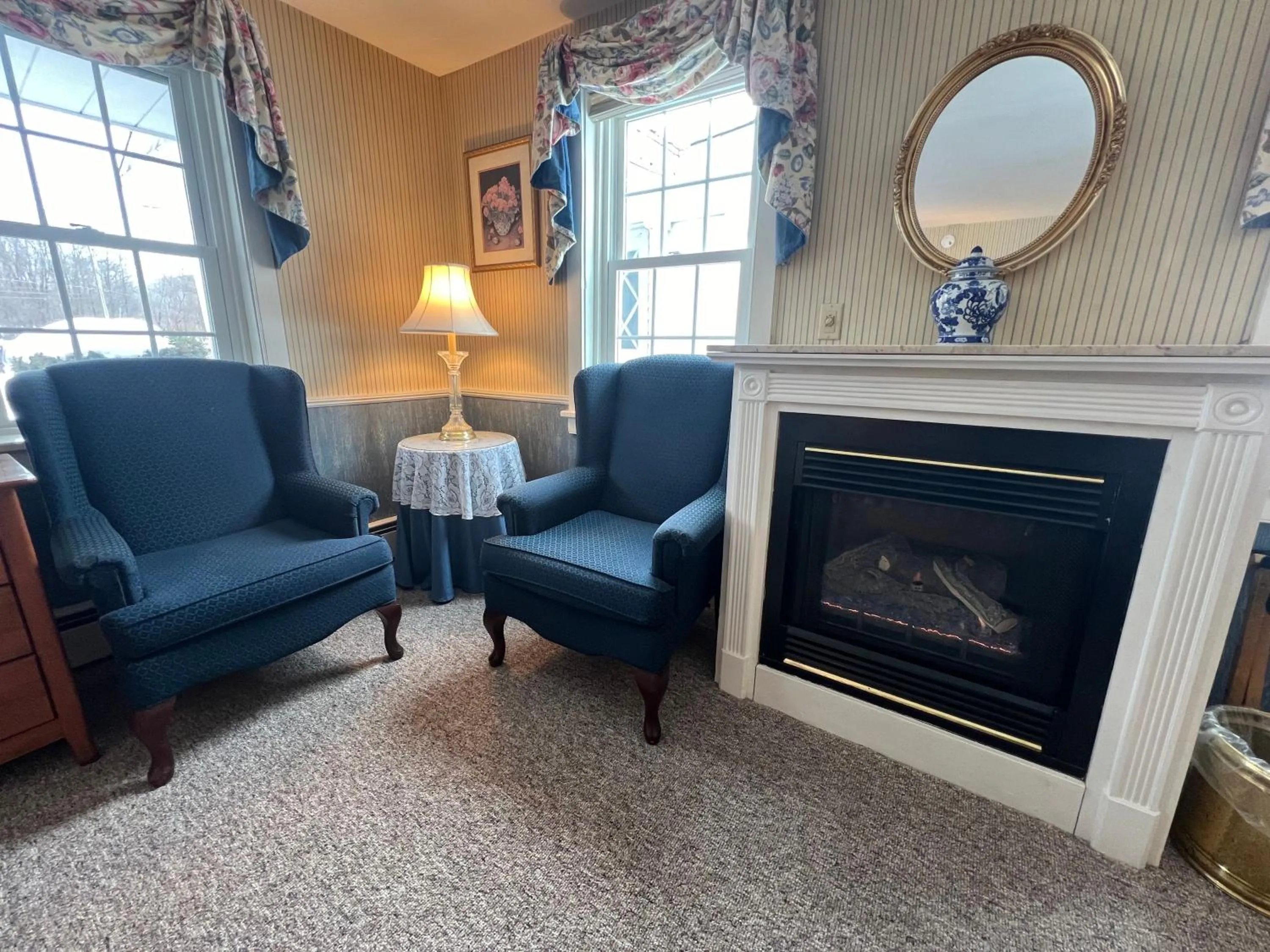 Seating area in Echo Lake Inn