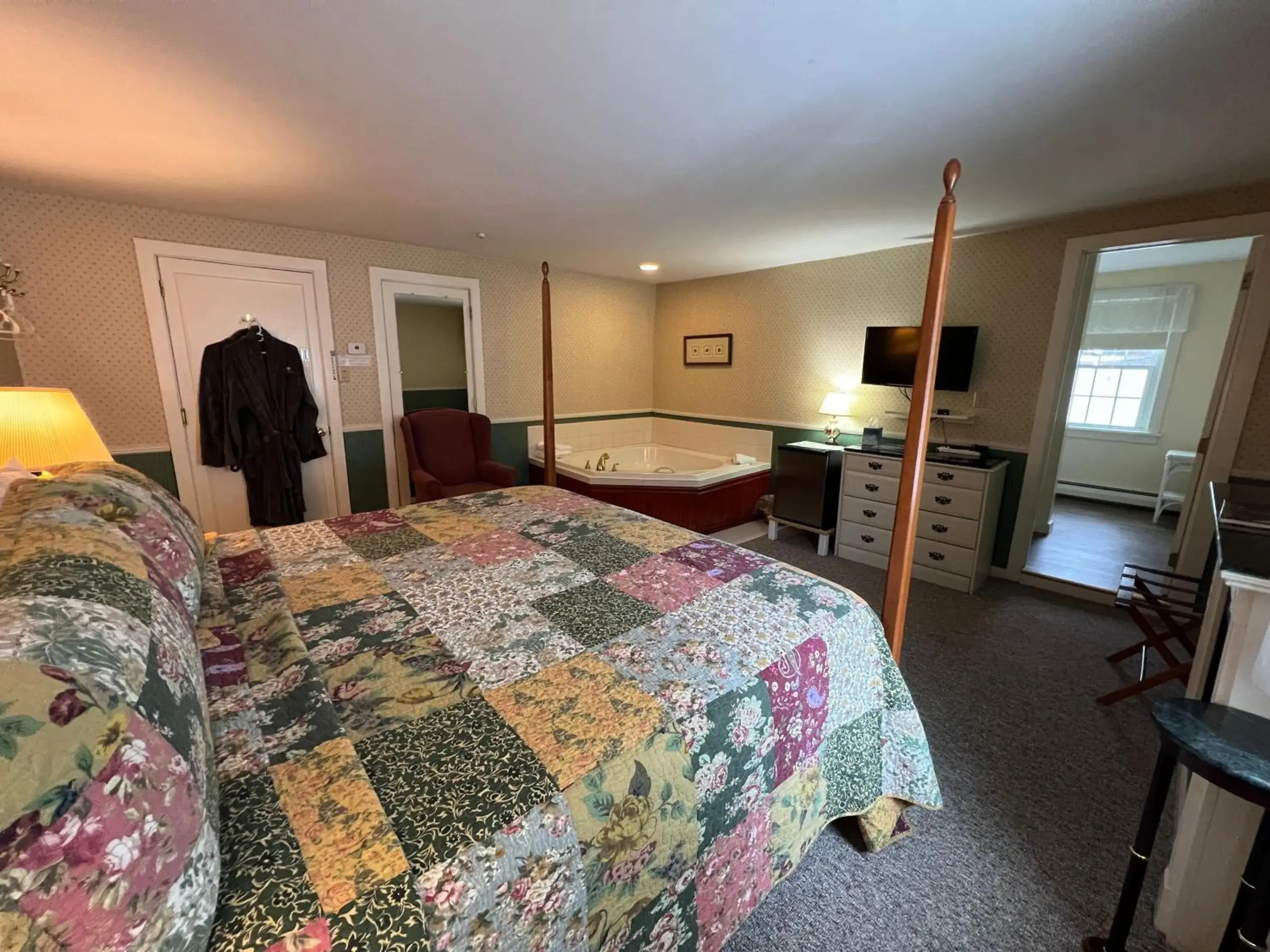 Luxury King Room in Echo Lake Inn Luxury King Room in Echo Lake Inn