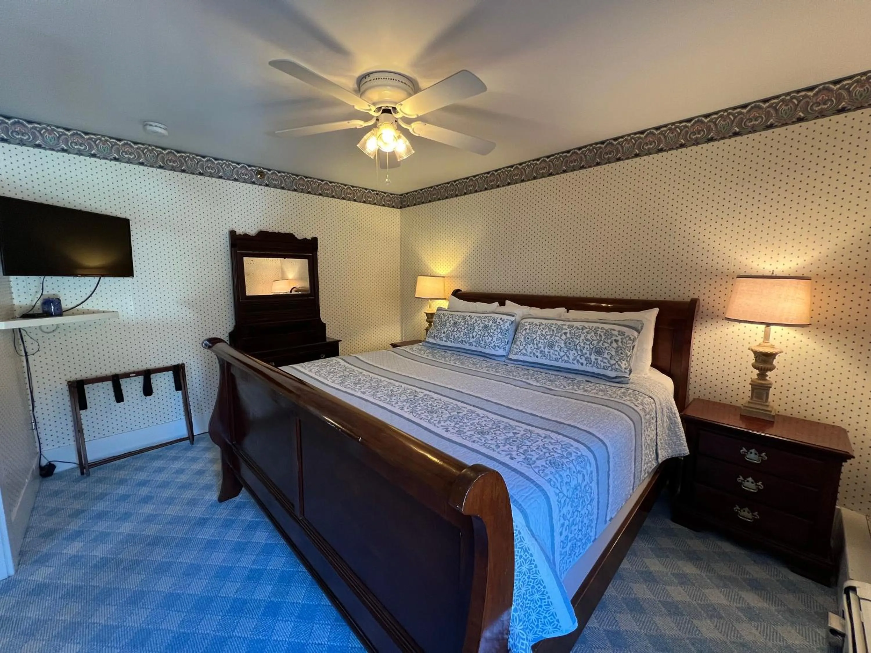 Bed in Echo Lake Inn