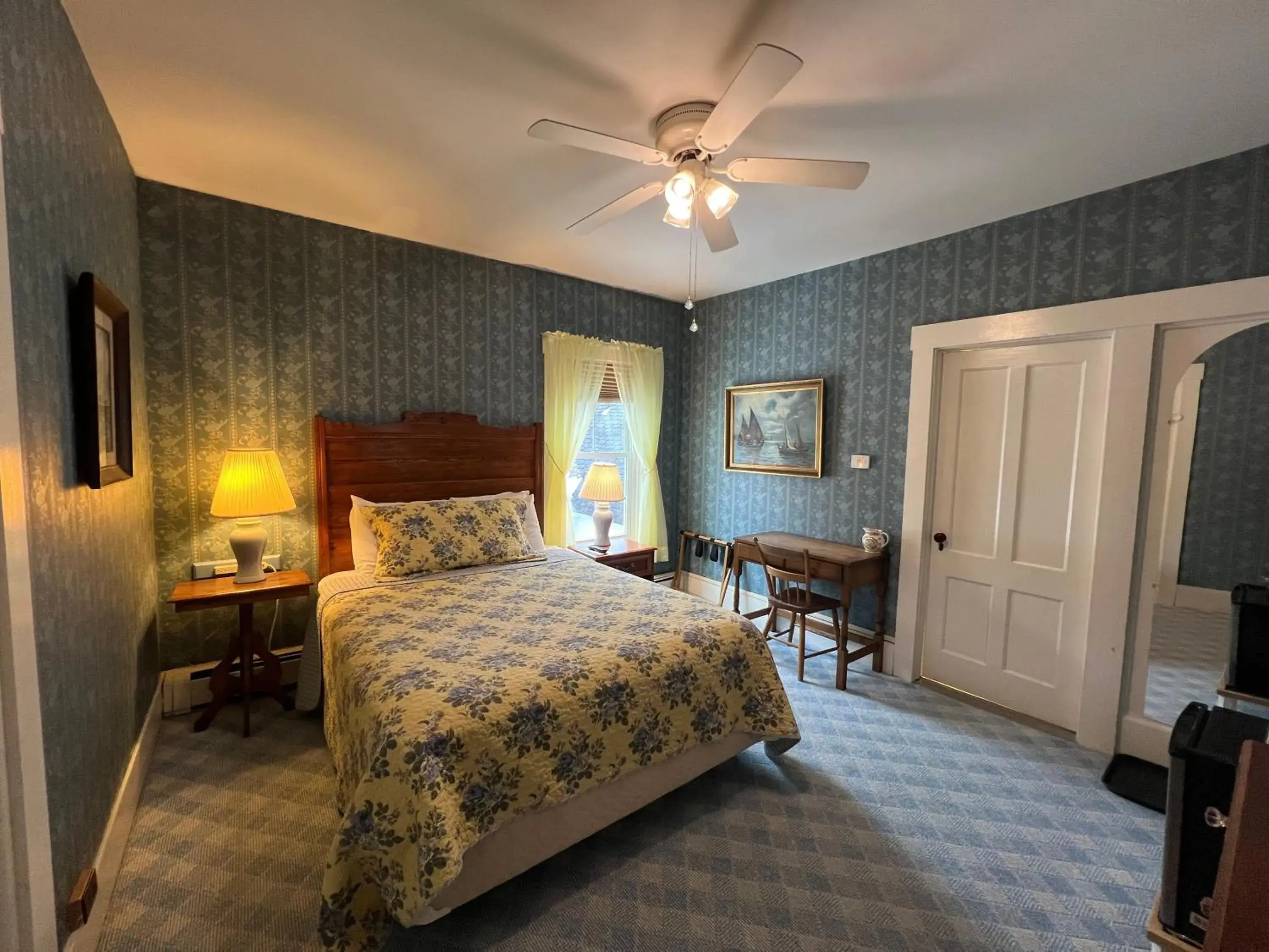 Queen Room in Echo Lake Inn Queen Room in Echo Lake Inn