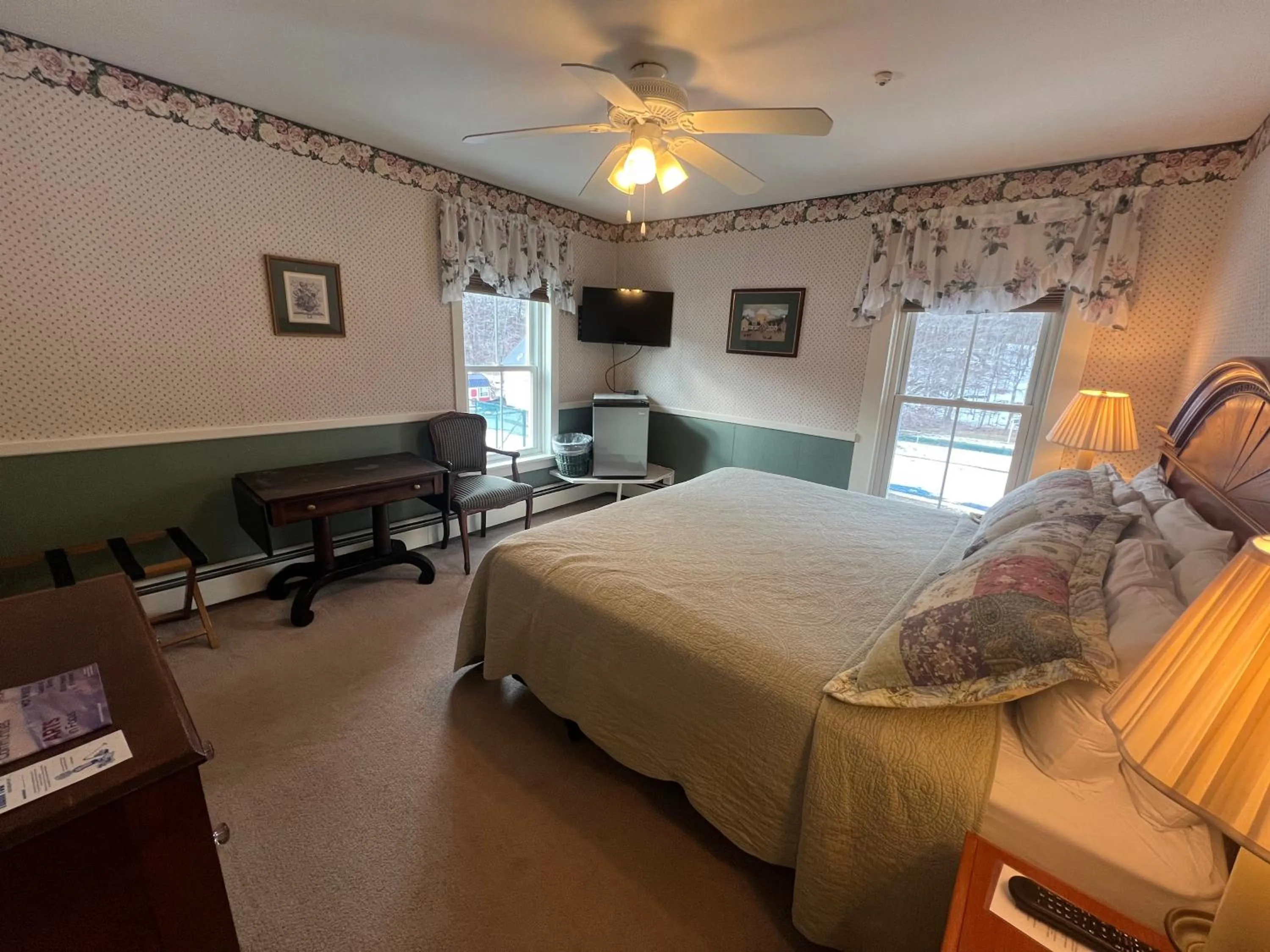 Bed in Echo Lake Inn