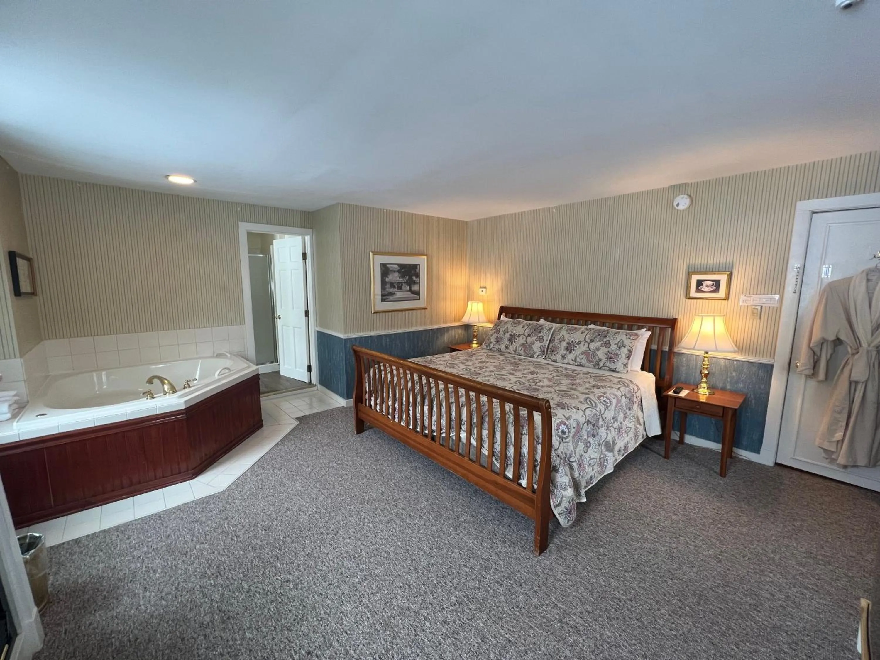 Bed in Echo Lake Inn