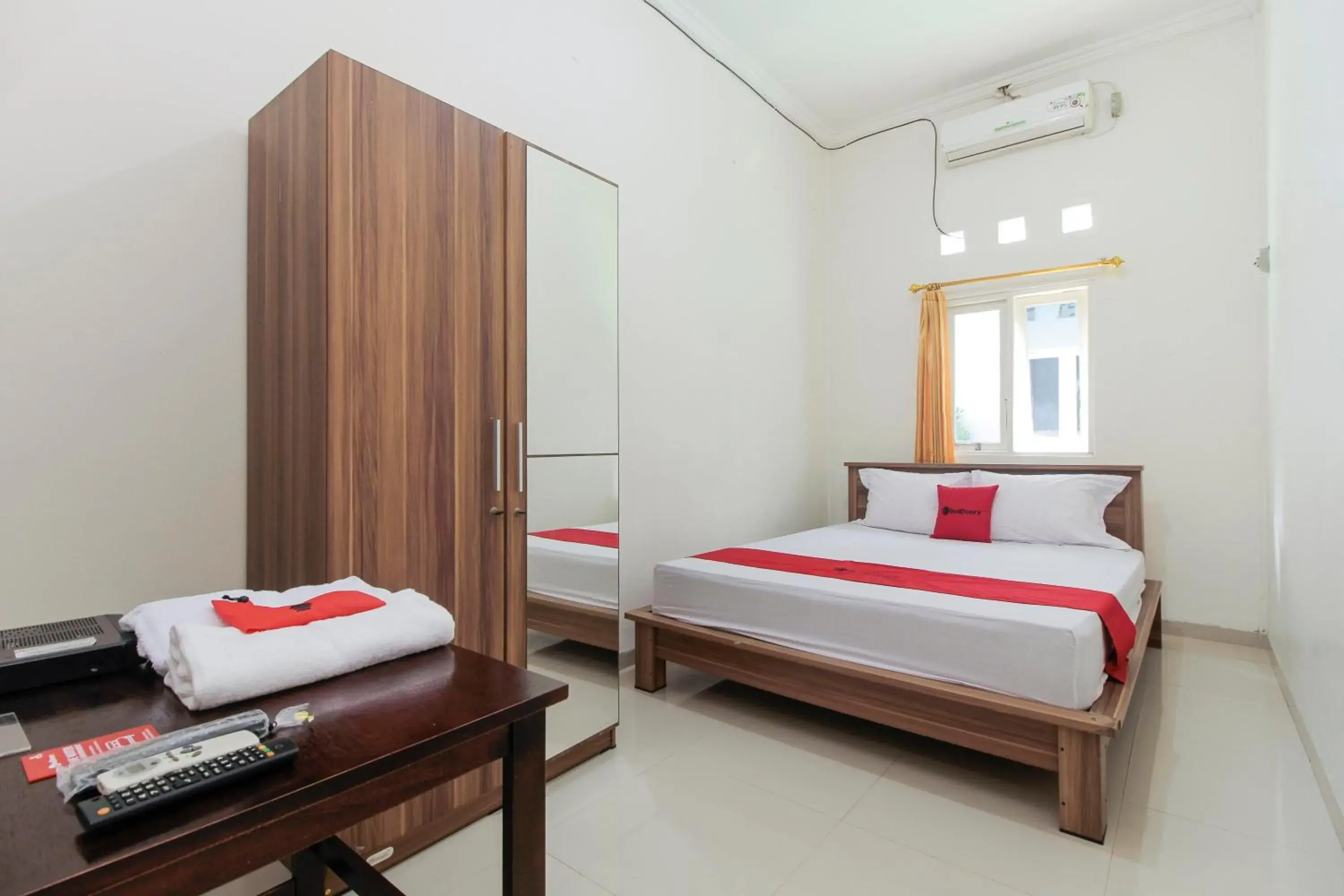 Double Room in RedDoorz near Universitas Palangkaraya Double Room in RedDoorz near Universitas Palangkaraya