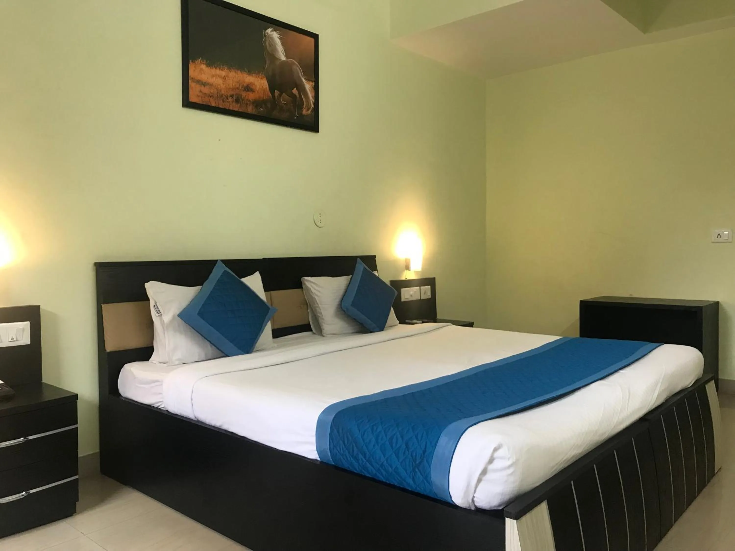 Bed in All Seasons Guest House I Rooms & Dorms