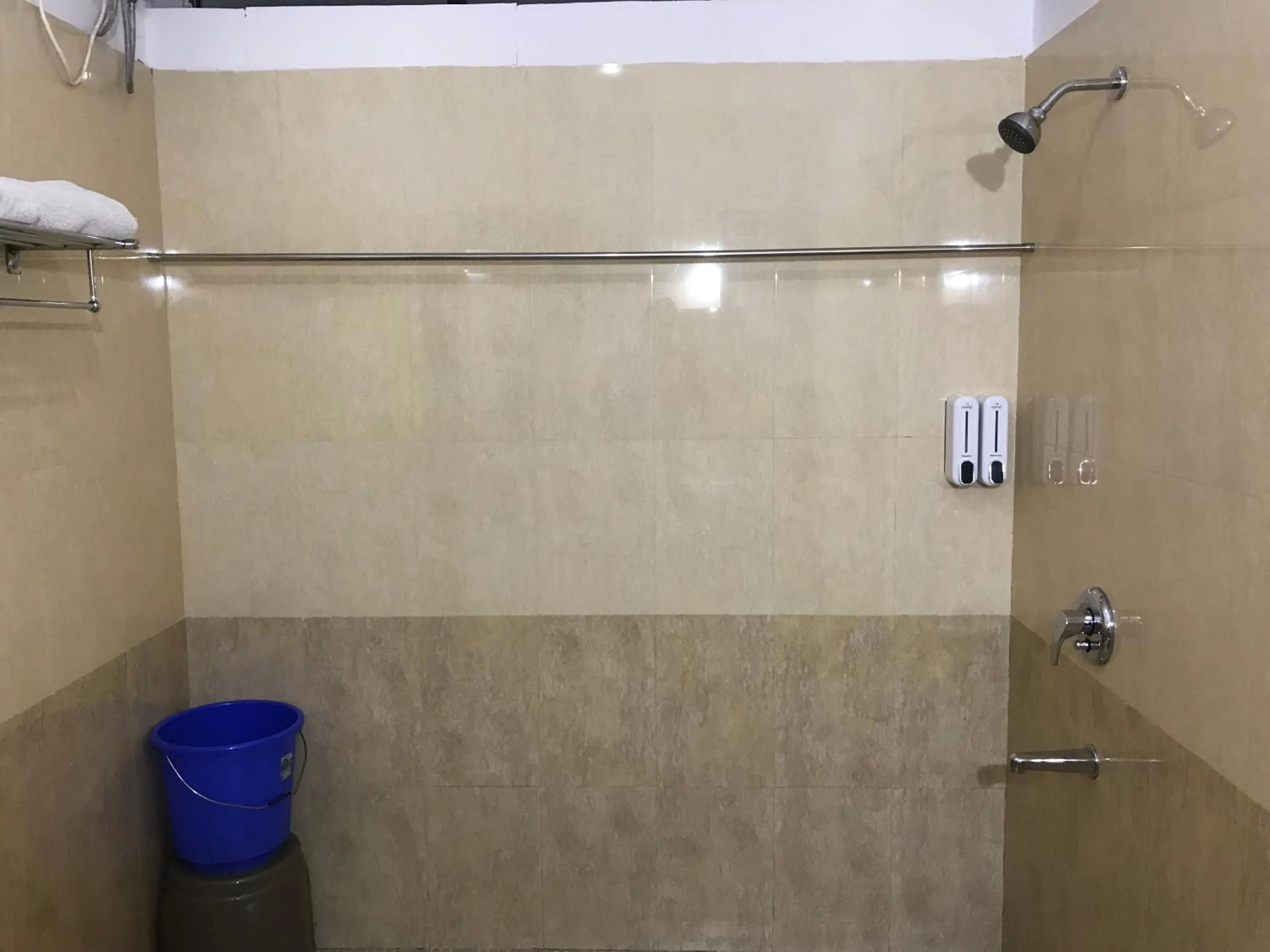 Shower in All Seasons Guest House I Rooms & Dorms