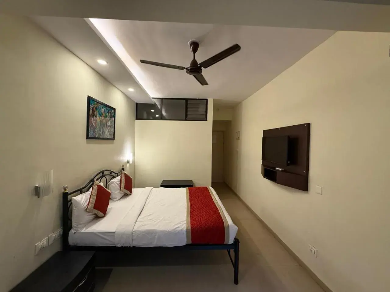Deluxe Room in All Seasons Guest House I Rooms & Dorms Deluxe Room in All Seasons Guest House I Rooms & Dorms