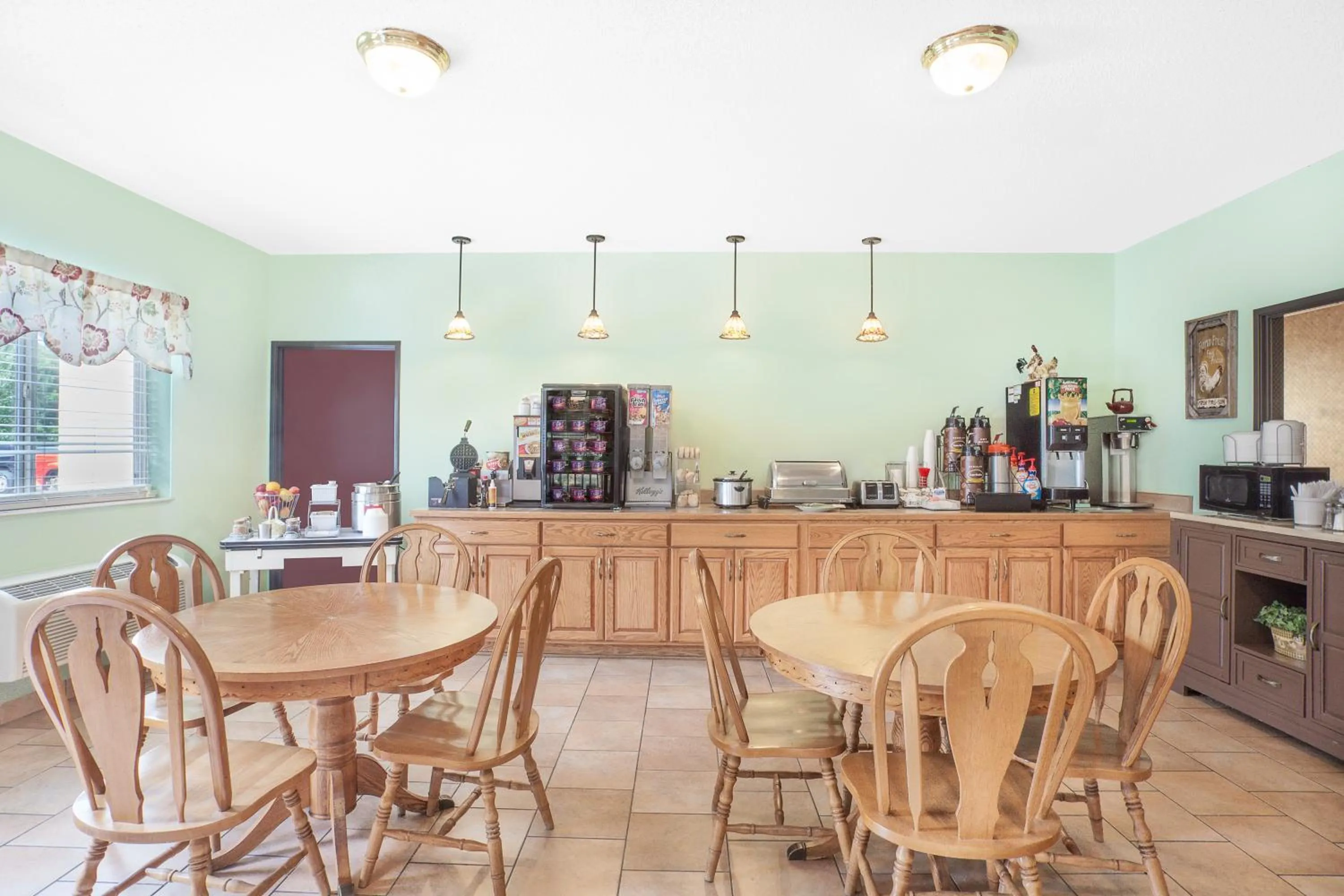 American breakfast in Super 8 by Wyndham Central City