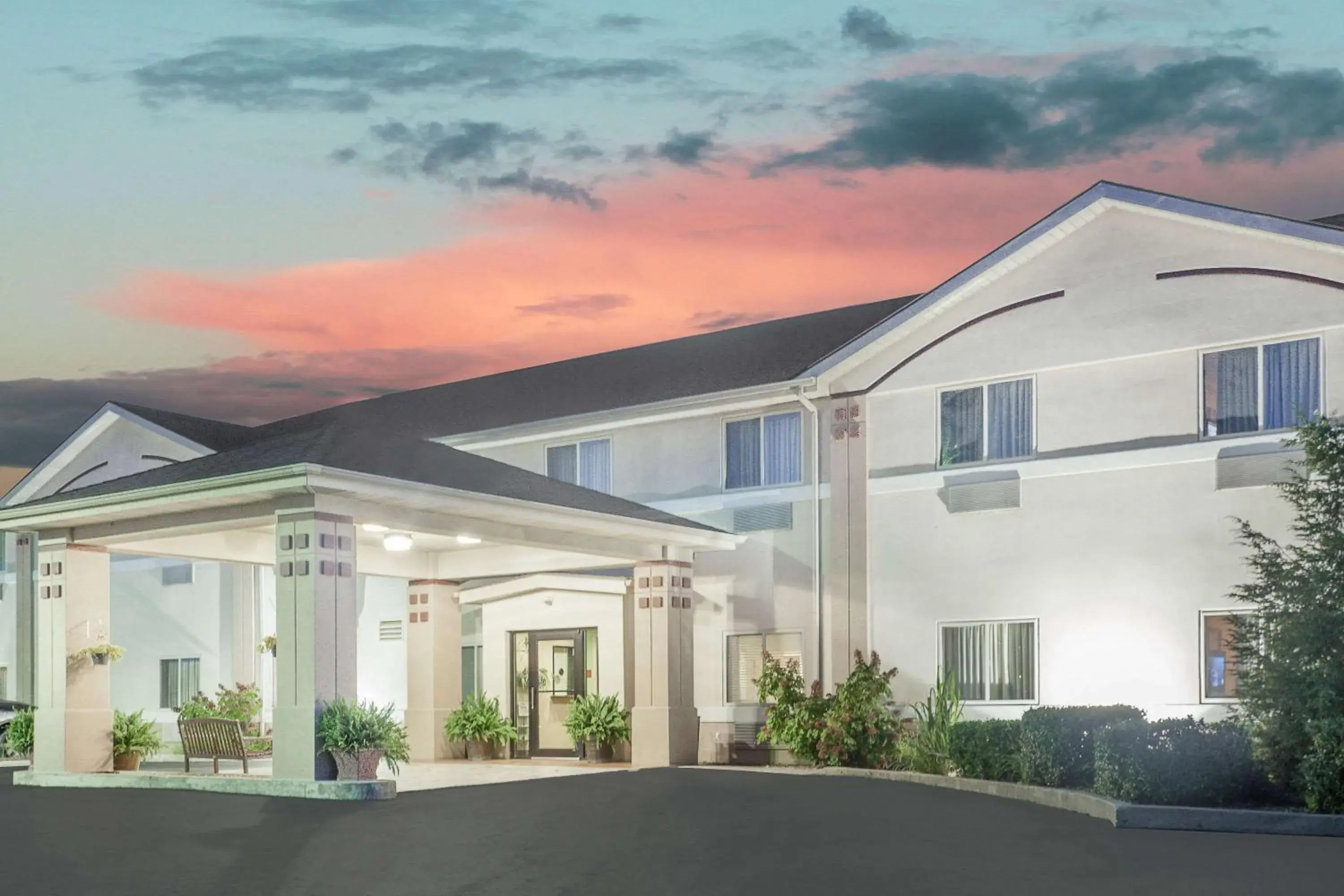 Property building in Super 8 by Wyndham Central City Property building in Super 8 by Wyndham Central City