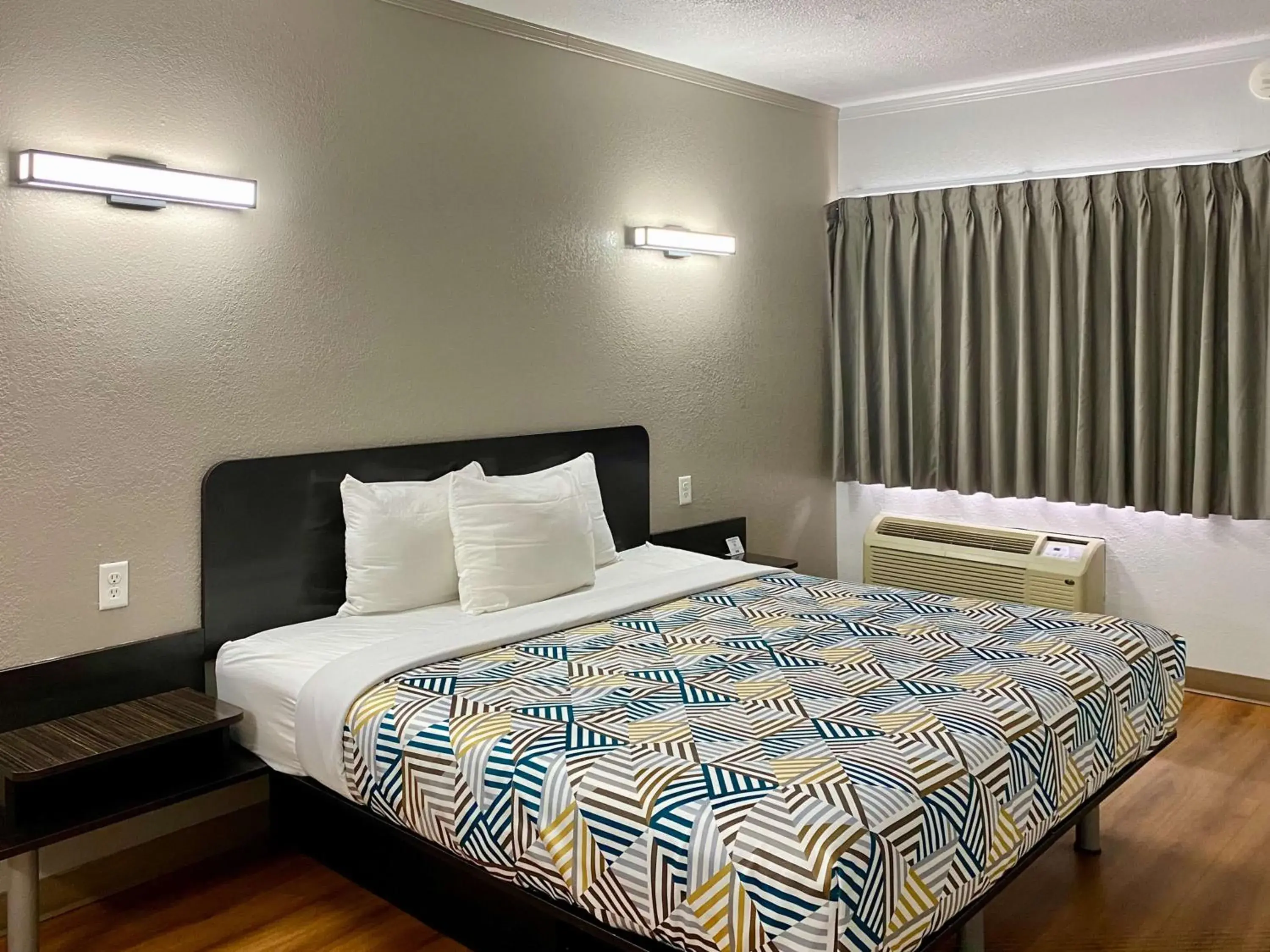 Bedroom in Motel 6-Huntington, WV Bedroom in Motel 6-Huntington, WV