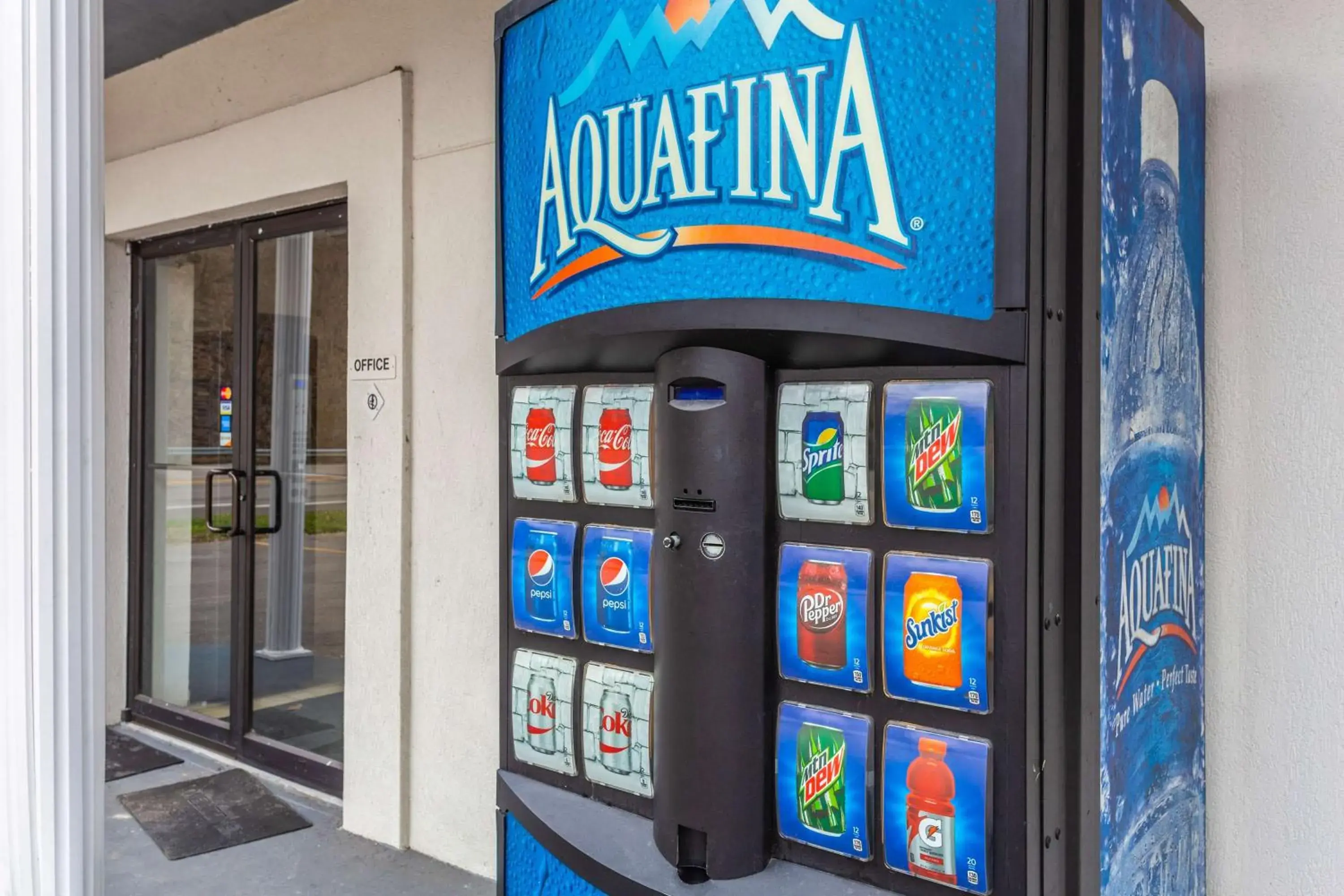 Property building in Motel 6-Huntington, WV Property building in Motel 6-Huntington, WV